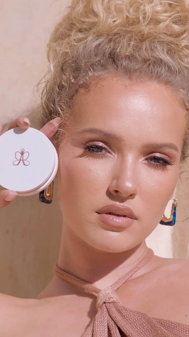 Anastasia Beverly Hillsのインスタグラム：「✨GLOW SEEKER✨ launches in JUST TWO DAYS 😍 Download the @sephora app to be the first to shop!  #AnastasiaBeverlyHills」