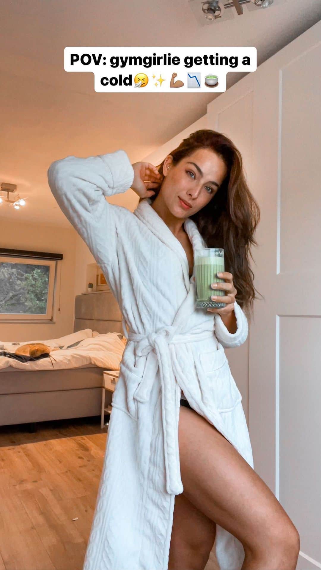 Dutchのインスタグラム：「Getting a cold, thinking about Jim💪🏽🤧🐒 what I do extra, next to healthy meals, to get rid  of an upcoming cold asapppp🥹 also… don’t force yourself, gym will wait!🩷 - 1. I swear my cats are my comfy animals🥹 they always make me smile and make me feel better.  2. I started adding Lionsmane to my matcha everyday, mostly to support my adhd, but it’s great for brain health in general 🧠✨ the crushed green tea leaves in matcha have a high anti oxidant level and add a little pep up with the caffeine in there as well 🍵🤧. 3. The veggie prep is always so satisfying😜🙂 just throwing a bunch of greens in my sink with a bit of baking soda to get rid of the nasties & I have greens for a week after. They stay so fresh when I use this method!!🌱 also great for juicing because I don’t want to be drinking pesticides🙃. 4. ✨juice✨ of the day: 2 or 3 celery sticks, 1/4 cucumber, 1 piece of ginger, 1 piece of Vennel, lime juice + pinch of salt to add in some electrolytes for hydration.  5. Adding creatine, which I drink each day, to keep it on a certain level for when I go back to the gym *after* being sick. It the most researched supplement and I use 5gr a day, which eventually enhances muscle recovery and strenght when you do lift again!💪🏽. (You can get mine from @esncom.nl w/ code “nochtli” for -30% off creatine right now)」