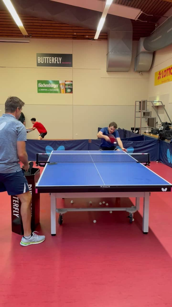 サム・ウォーカーのインスタグラム：「Backhands loading…⏳🏓 Also @fengyihsin on fire in the background 😜🔥」