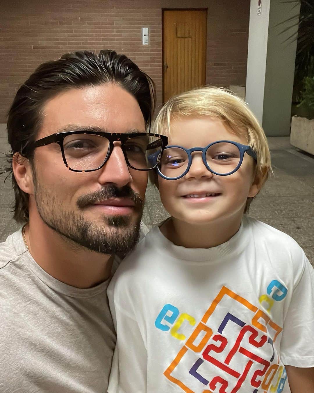 Mariano Di Vaioのインスタグラム：「Glasses boys and elevator selfie 🤳🏽」