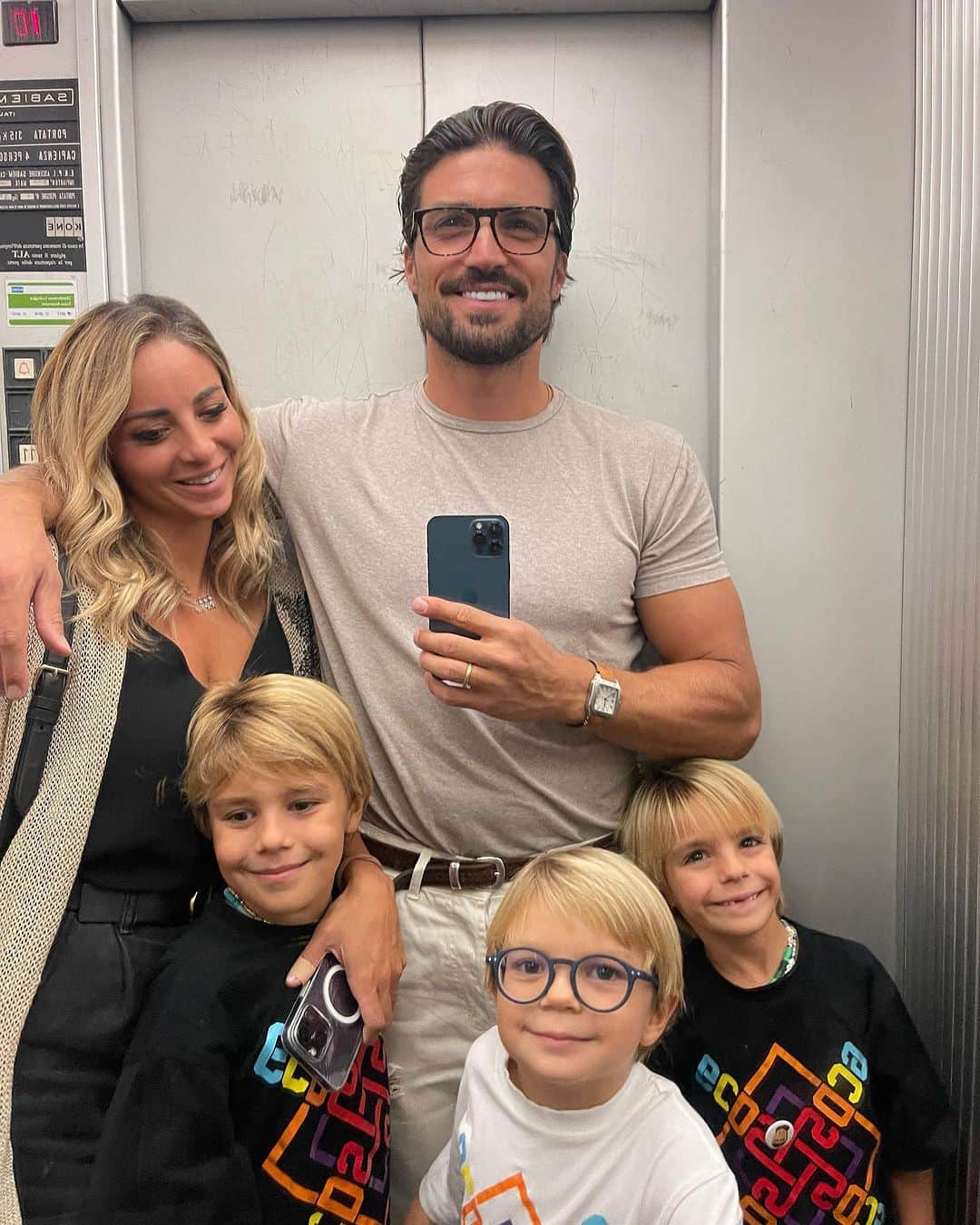 Mariano Di Vaioさんのインスタグラム写真 - (Mariano Di VaioInstagram)「Glasses boys and elevator selfie 🤳🏽」10月12日 3時33分 - marianodivaio