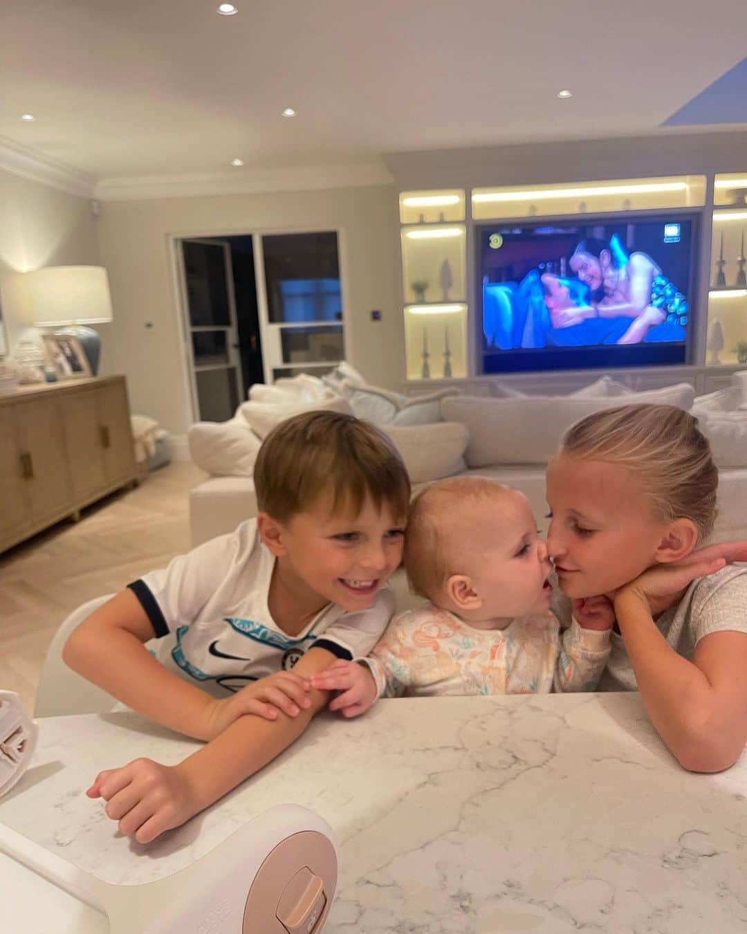 ビリー・フェアーズのインスタグラム：「Our three little darlings 🤍🤍🤍  So much love in one photo 🥹✨🫶🏼 we love you so much 🤍」