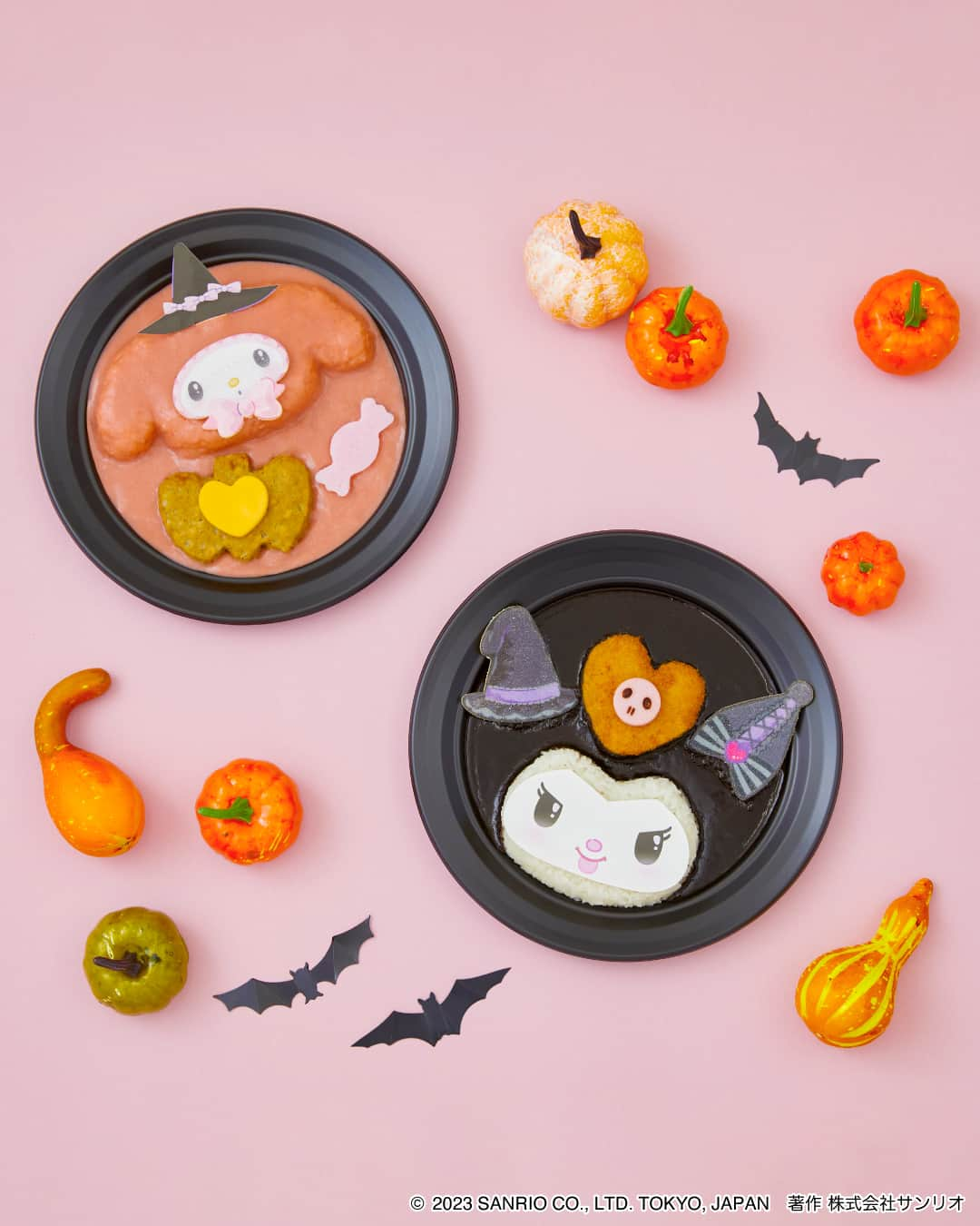 Sanrio Purolandのインスタグラム：「🍛🎃  ハロウィーンにぴったりなカレーを食べよう✨  「クロミの魔法のことば「Makkuromi！」コロッケカレー」は、 スパイシーながらフルーティーな甘味が特徴のブラックカレー🖤  「マイメロディのキュートにハロウィーン♡ハンバーグピンクカレー」は、 まろやかだけれど、ちょっぴりスパイシー♡肉厚ハンバーグに注目だよ❣️  食べたいと思ったら「🍛🎃」の絵文字で教えてね♪  #ピューロハロウィーン #サンリオピューロランド #sanriopuroland #ピューロランド #ピューロジェニック #ピューロ #サンリオ #クロミ #マイメロディ #メロディ #カレー #秋の味覚 #食欲の秋 #テーマパーク #サンリオ好き #推し事 #推しのいる生活 #かわいいものが好き #ピューロ写真部 #ゆめかわ #ゆめかわいい #KAWAII」