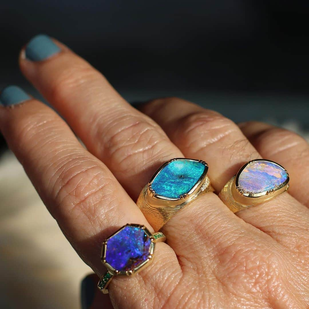 ブルックグレグソンさんのインスタグラム写真 - (ブルックグレグソンInstagram)「Pools of painterly opals deserving of hand forged, engraved gold, and emerald pave details. #boulderopal #lightningridgeopal #millionofyearsold #handforgedgold  #brookegregson」10月12日 3時53分 - brookegregson