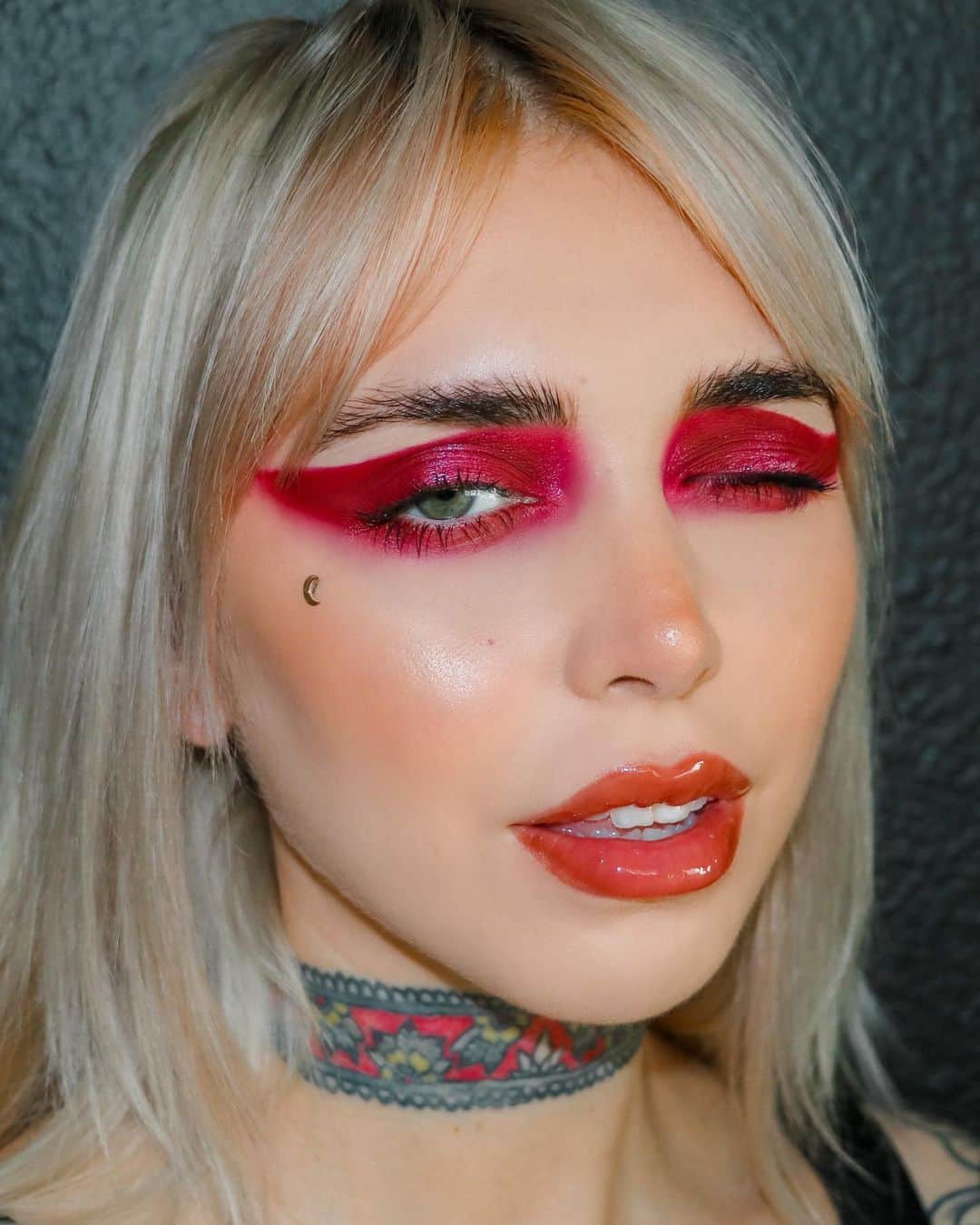 BH Cosmeticsのインスタグラム：「Let the spooky looks begin!👻❤️ @dodgygrl is our rebel in red rockin’ the BH Ghost Pepper Liquid Shadows & Poison Shock Holographic Lip Gloss ⚡️  #bhcosmetics」