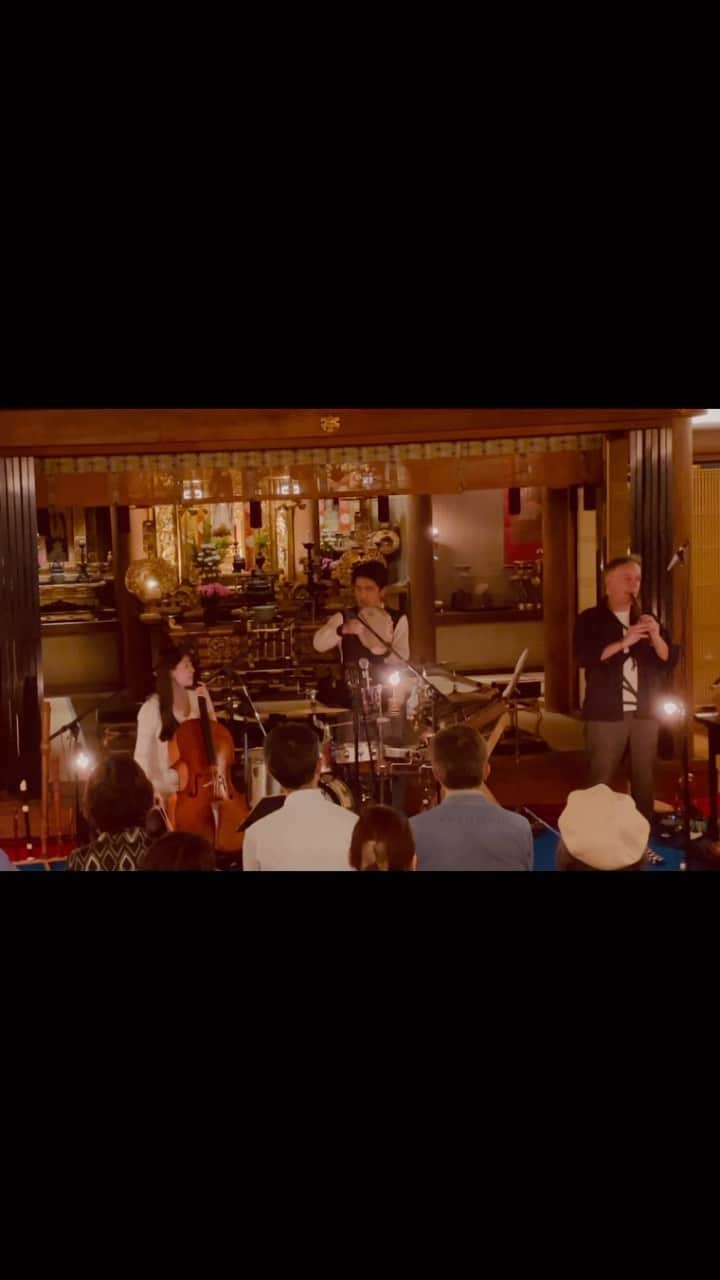新倉瞳のインスタグラム：「What a amazing night!!  Thank you very much to have us for your Japan tour @frispelgroup  And thank you @harmony_fields_ to organized this wonderful collaboration! And of course thank you @nabecussion to bring me to this miracle!  スウェーデン🇸🇪から来日中のリコーダーアンサンブル🪈フリスペルさんと、渡辺庸介新倉瞳Duoのジョイントコンサート、光明寺いっぱいの皆さまご来場ありがとうございました！！  北欧音楽に興味を持ったきっかけはまさに昨年フリスペルのメンバーのヨーラン・モンソンさんとなべちゃんのDuoを聴いてから。  ヨーランさんをはじめ、フリスペルの皆さま明るく朗らかなお人柄で北欧🔰の私にも本当に寛容、心から楽ませていただいたし、我らがなべちゃんはフリスペルの皆さんと一緒だと水を得た魚🐟状態、仲間として嬉しく誇らしいのです。  やっぱり興味が湧くのも深めたいのも楽しいのも、どんな「人」に出逢うかなんだよなぁと改めて。  主催のハーモニーフィールズの皆さまの心を尽くしたサポート、本当にありがとうございました！  そしてヨーランさんと10年以上親交のあるなべちゃんが私を信頼してくれてこそ実現したと思っていますらなべちゃんありがとう〜！！  なべちゃんとのDuoはまた雰囲気がガラッと変わりまして来年3/27のHakuju Hallにて。皆さまぜひぜひ。」