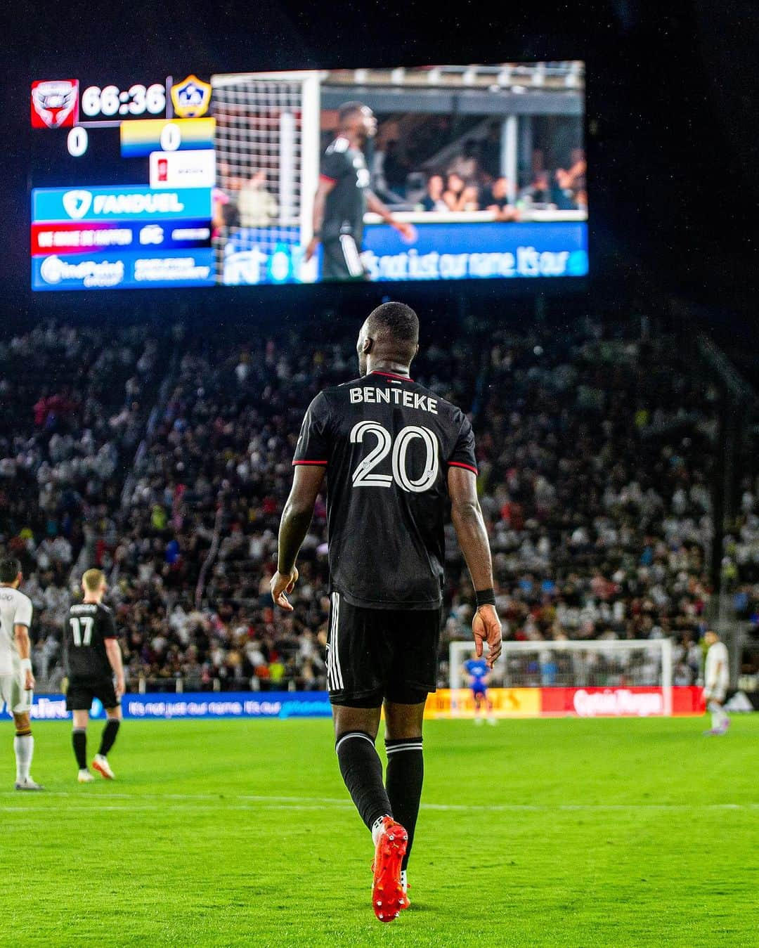 クリスティアン・ベンテケのインスタグラム：「It’s not how we wanted our season to end, but I’m grateful for everyones support and all the new experiences. We will be back stronger! See you next season! 👊🏾⚫️🔴」