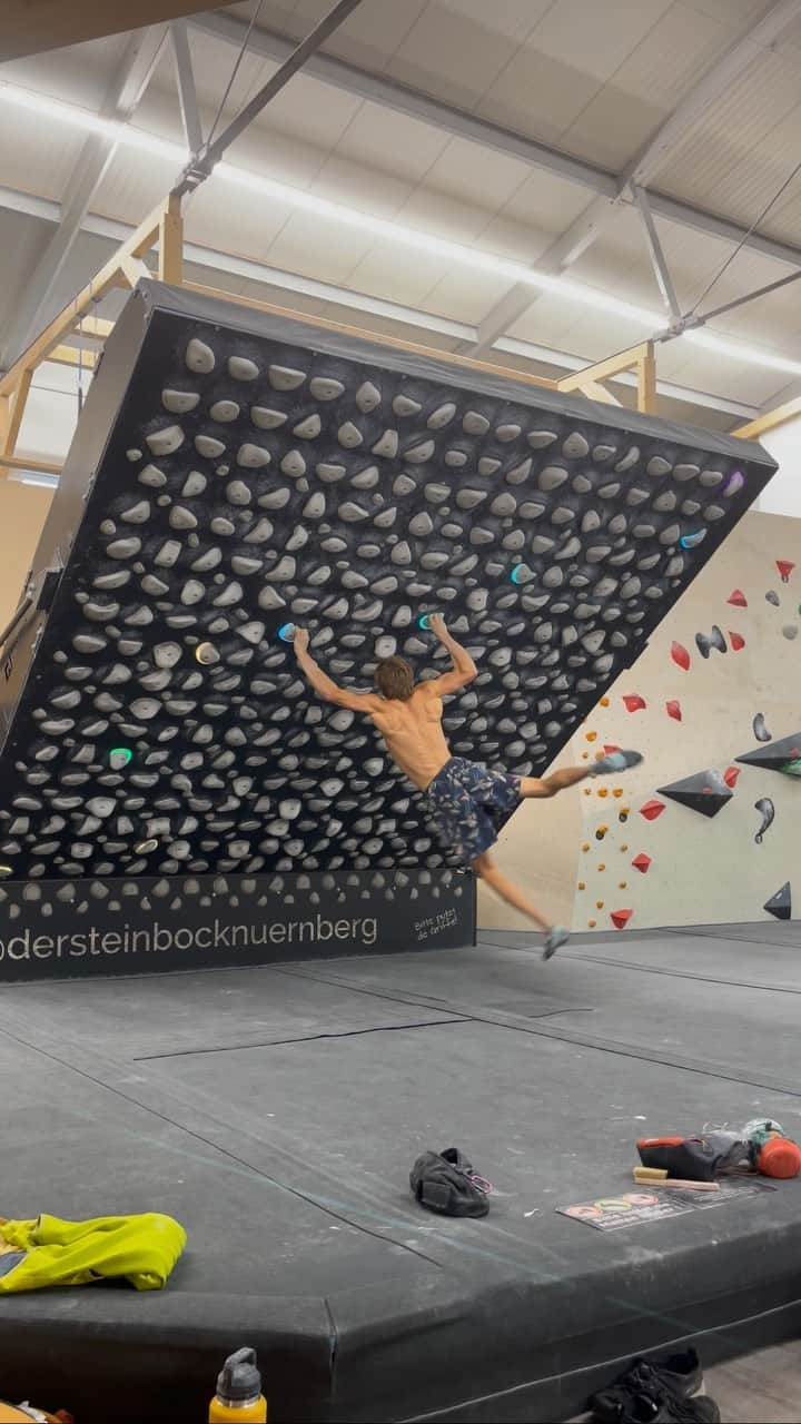 アレックス・メゴスのインスタグラム：「“yonithin” @ 50° on the Kilter Board Original.  @auroraclimbing #kilterboard #climbing #bouldering   Another fun one on the Kilterboard at Steinbock Nürnberg. I think it's around 8A or so.   @patagonia_climb @petzl_official @tenayaclimbing @frictionlabs @physivantage @fazabrushes @tempehmanufaktur @cacaocrudo #stylefirst #carrotsforpower」