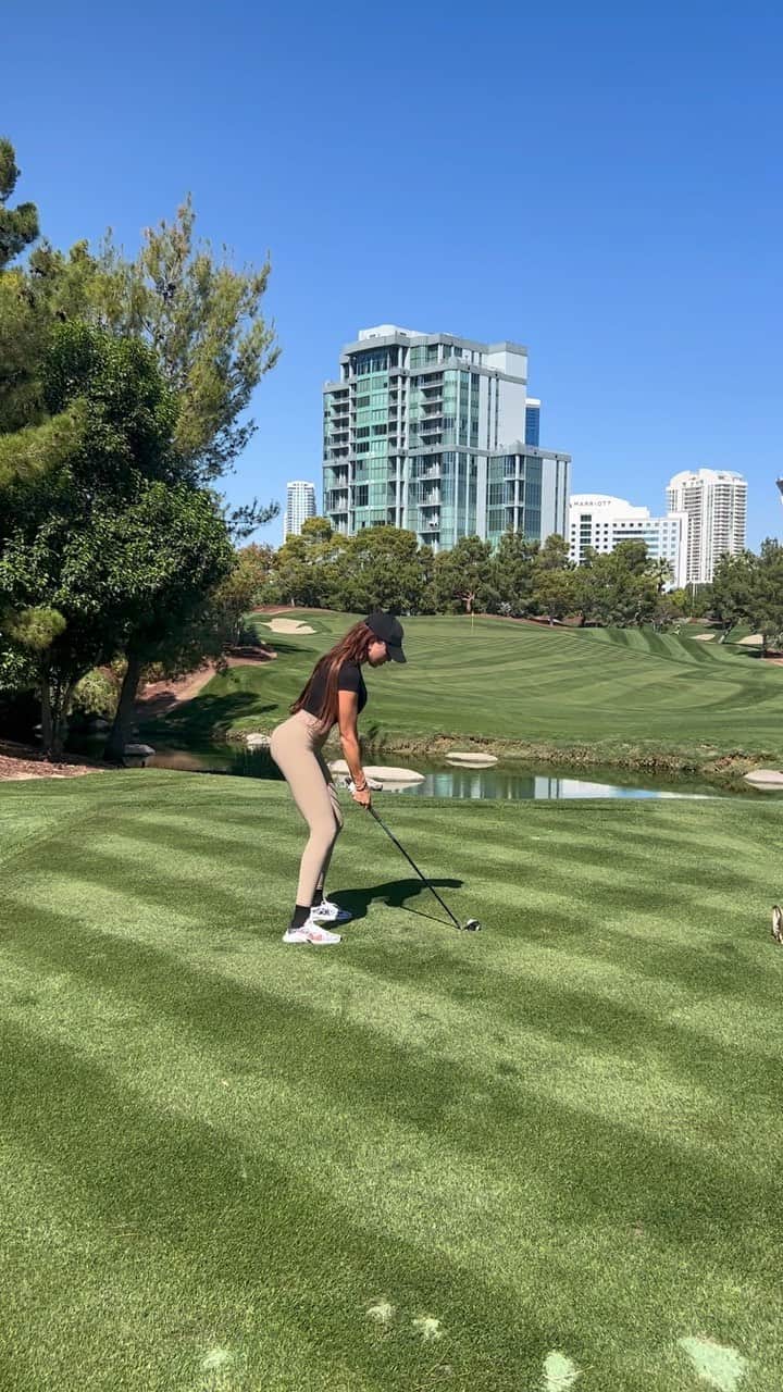 ホーリー・ソンダーズのインスタグラム：「Really put my cakes into my downswing, went 30 yards too long」