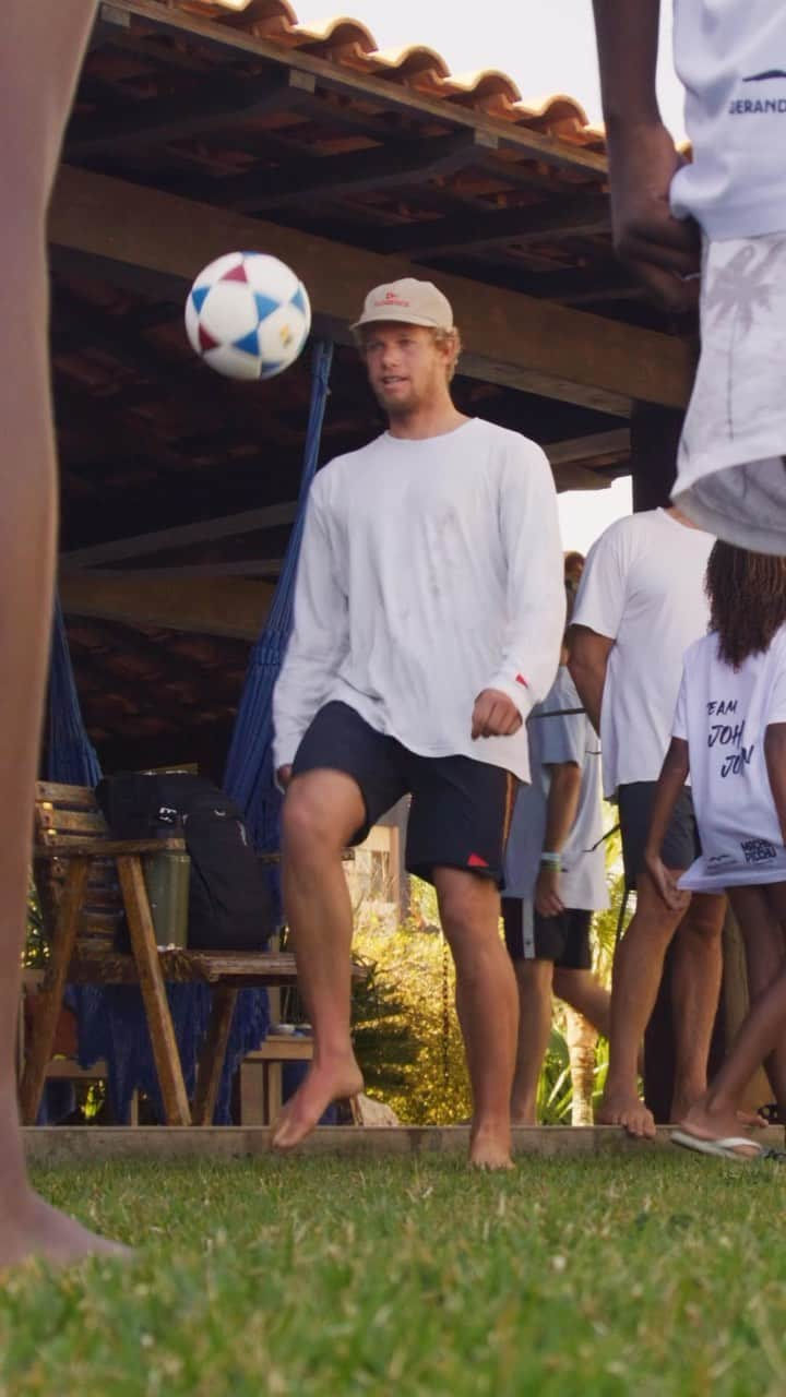 ジョン・ジョン・フローレンスのインスタグラム：「On our last trip to Brazil we spent a day surfing and playing soccer with a group of kids from @favelaradical  It was awesome to see how stoked they were to just spend the whole day in the water learning to surf. It was a really good reminder for me at that point in the year. We are so lucky to do what we do as surfers. Thank you  @machupicchu.energy for having us. It was awesome to see first hand the opportunities you are giving these kids 🤙  Link to the full video in bio」