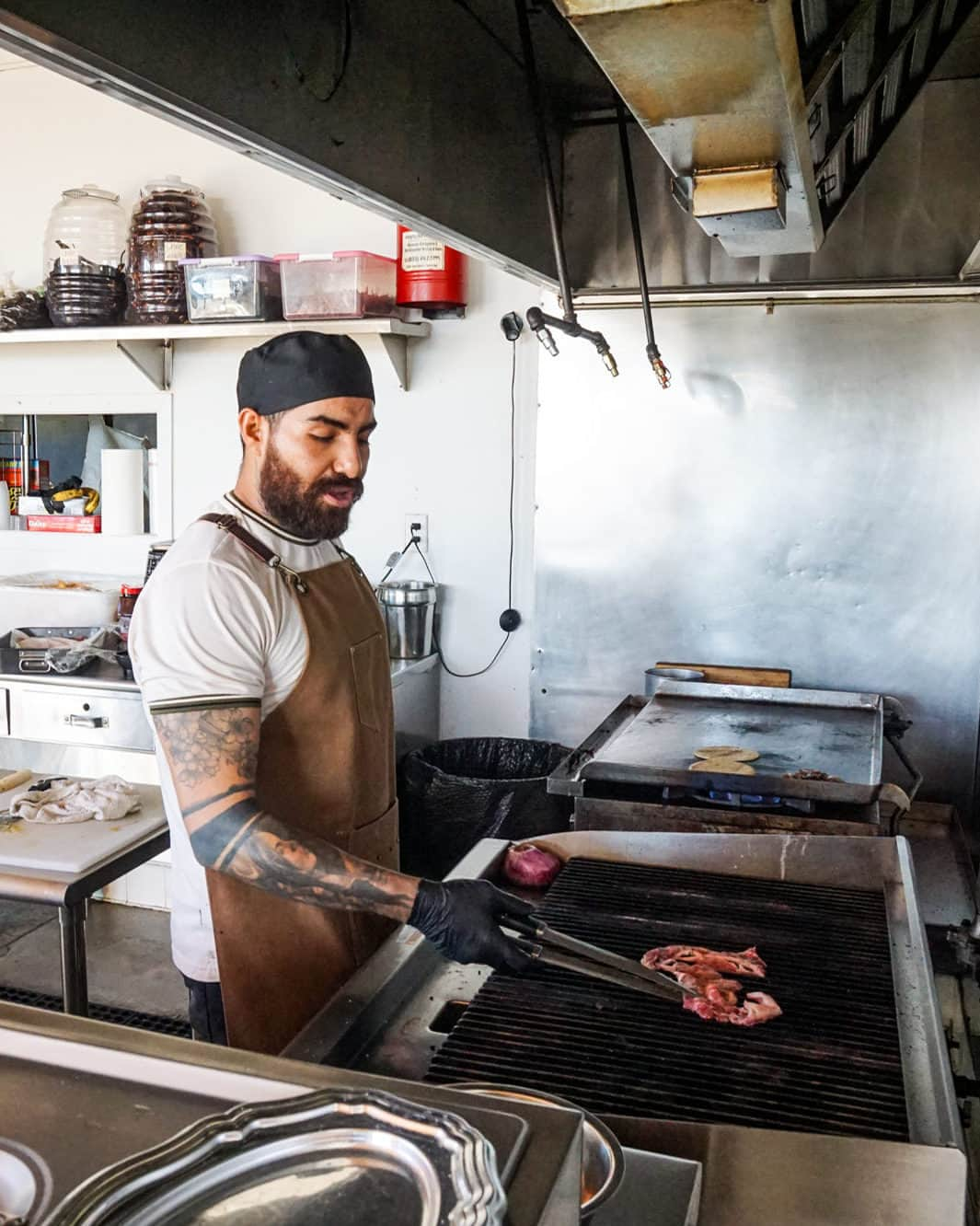 Eater LAさんのインスタグラム写真 - (Eater LAInstagram)「Angelo Farfán and Monica Quinto, a Chilango couple that arrived in Los Angeles last year, wondered why Angelenos didn’t embrace CDMX-style tacos. “We came here to open a Mexico City-style taquería, and believe we are the only ones in California making these tacos,” says Farfán.   A month and a half ago, their dream became reality when the owners of Duran’s Bakery in Pico Rivera offered the couple a small space alongside the bakery where they opened Taquearte. (@taquearte.california)   And though the CDMX-style tacos a la plancha are amazing here, Taquearte has something for breakfast that is even better — chilaquiles.  Quinto’s chilaquiles are covered in salsa and then layered with crema and queso before being topped with chopped red onions. The salsa sticks to the chips and separates at the bottom of the plate in a sea of liquid that has streaks of crema, while the chips maintain their crispness. Simply put, these are the best chilaquiles in Los Angeles, as good as they would come in México.   To read about the best new chilaquiles in Los Angeles, click on the link in bio to read the story by Bill Esparza (@streeetgourmetla).  📸: @mattatouille」10月12日 5時05分 - eater_la