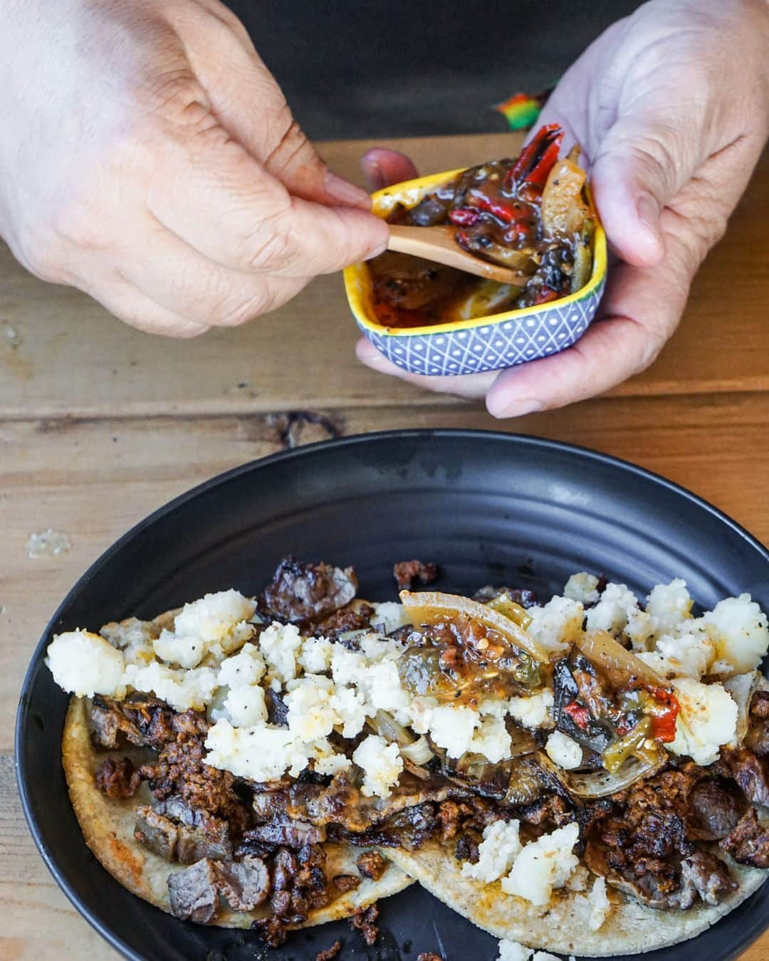 Eater LAさんのインスタグラム写真 - (Eater LAInstagram)「Angelo Farfán and Monica Quinto, a Chilango couple that arrived in Los Angeles last year, wondered why Angelenos didn’t embrace CDMX-style tacos. “We came here to open a Mexico City-style taquería, and believe we are the only ones in California making these tacos,” says Farfán.   A month and a half ago, their dream became reality when the owners of Duran’s Bakery in Pico Rivera offered the couple a small space alongside the bakery where they opened Taquearte. (@taquearte.california)   And though the CDMX-style tacos a la plancha are amazing here, Taquearte has something for breakfast that is even better — chilaquiles.  Quinto’s chilaquiles are covered in salsa and then layered with crema and queso before being topped with chopped red onions. The salsa sticks to the chips and separates at the bottom of the plate in a sea of liquid that has streaks of crema, while the chips maintain their crispness. Simply put, these are the best chilaquiles in Los Angeles, as good as they would come in México.   To read about the best new chilaquiles in Los Angeles, click on the link in bio to read the story by Bill Esparza (@streeetgourmetla).  📸: @mattatouille」10月12日 5時05分 - eater_la