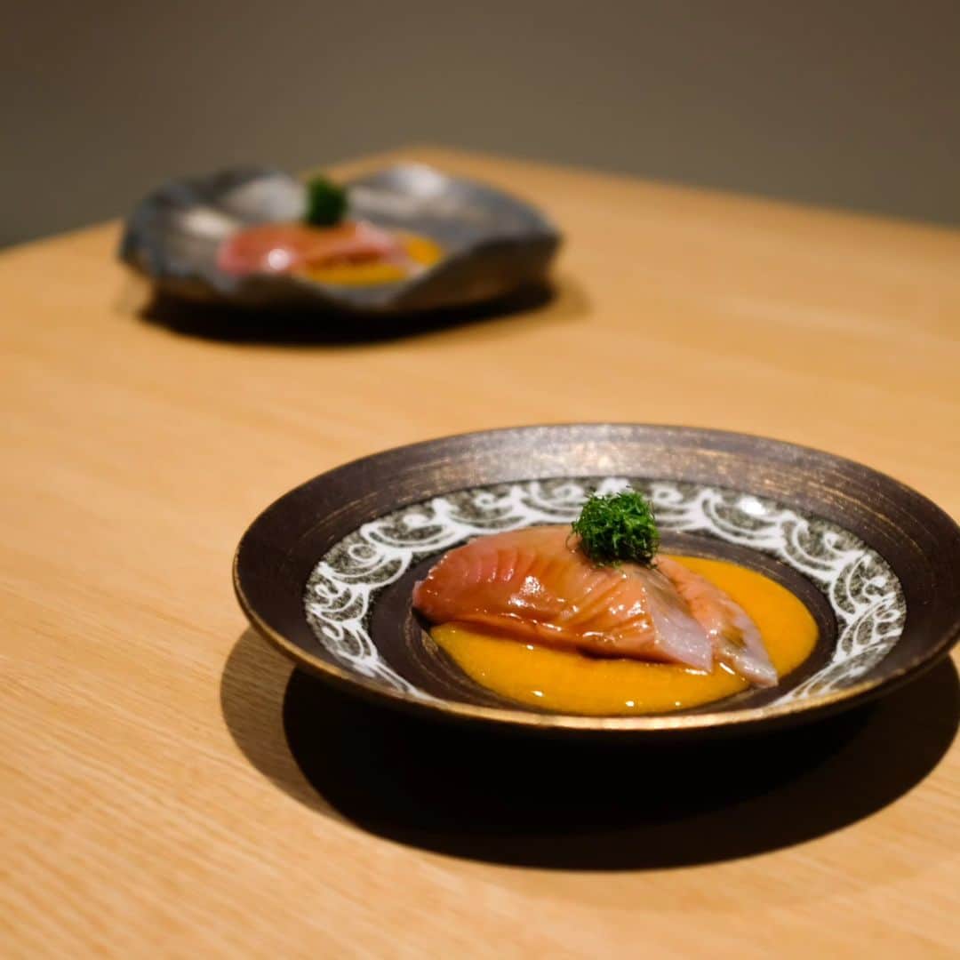 Sushi Azabuさんのインスタグラム写真 - (Sushi AzabuInstagram)「Savor the essence of the season with our new exquisite omakase sushi courses, featuring the freshest seasonal fish 🍣🍂  Azabu New York @azabunewyork Open Tuesday - Sunday 5:00PM - 10:00PM azabuglobal.com/new-york  #azabunewyork #newyorkrestaurants #newyorkfood #nycfoodie #newyorkeats #newyorkfoodies」10月12日 5時01分 - azabunewyork