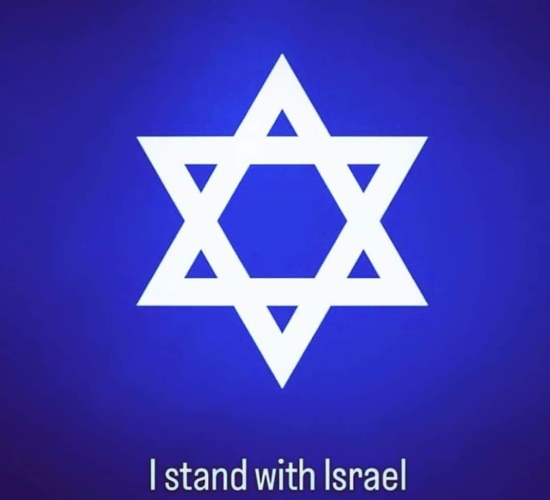 クリスティン・ウッズのインスタグラム：「The love I have for all of my Jewish friends and family is unwaivering and overwhelming. Please understand how terrifying it is for Jewish people everywhere right now. Don’t forget about your Jewish friends who show up for you time and time again. There is a remarkable resilience in all of these friends of yours. Perhaps that’s why we forget that Jews have known persecution since the very beginning. Please don’t forget. Please please PLEASE don’t forget that. And please don’t ask your Jewish friends to quantify their fears and outrage. It’s deeply offensive. I’m praying for everyone. Love you all.」