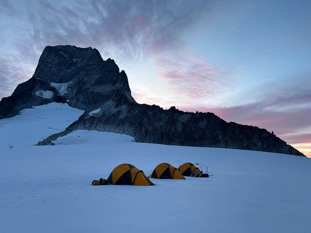 アレックス・オノルドさんのインスタグラム写真 - (アレックス・オノルドInstagram)「This shows the approach up to the Devils Thumb, and our camp situation. First pic is a @renan_ozturk drone pic of @tommycaldwell and me hiking up the ice falls below the Thumb. The second is my scrappy iPhone pic of our tents at sunset (there’s a reason I’m not the pro…).  It was interesting visiting the Thumb - it’s way, way more melted out than anything we’d seen in pictures. Part of that is because we were there in late season, but part of it is that the glaciers have receded an incredible amount. As an example, the previous party who did the DT traverse recounted a simple, 45min snow romp from camp over to the start of the climbing. We did 2 hours of navigating rock fins and ridges that have all emerged as the ice has retreated in the last 10+ years.  This is part of the reason that any real climber is at least some kind of environmental advocate - it’s so easy to visually see how quickly the world is changing in the big mountains. It’s a bit sobering.」10月12日 5時19分 - alexhonnold