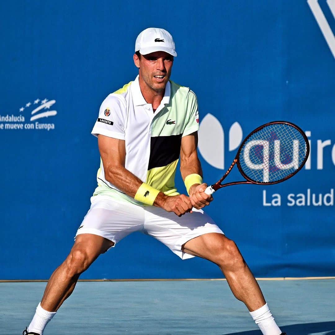 ロベルト・バウティスタ・アグートのインスタグラム：「Aunque el marcador diga lo contrario hoy, despedirse de @malagaopen_ sin dolores es una victoria. Así que, con ganas de más 💪🏽  ✈️ Stockholm there I go! @sthlmopen   #RobertoBautistaAgut 📷 @fotosalcedo」