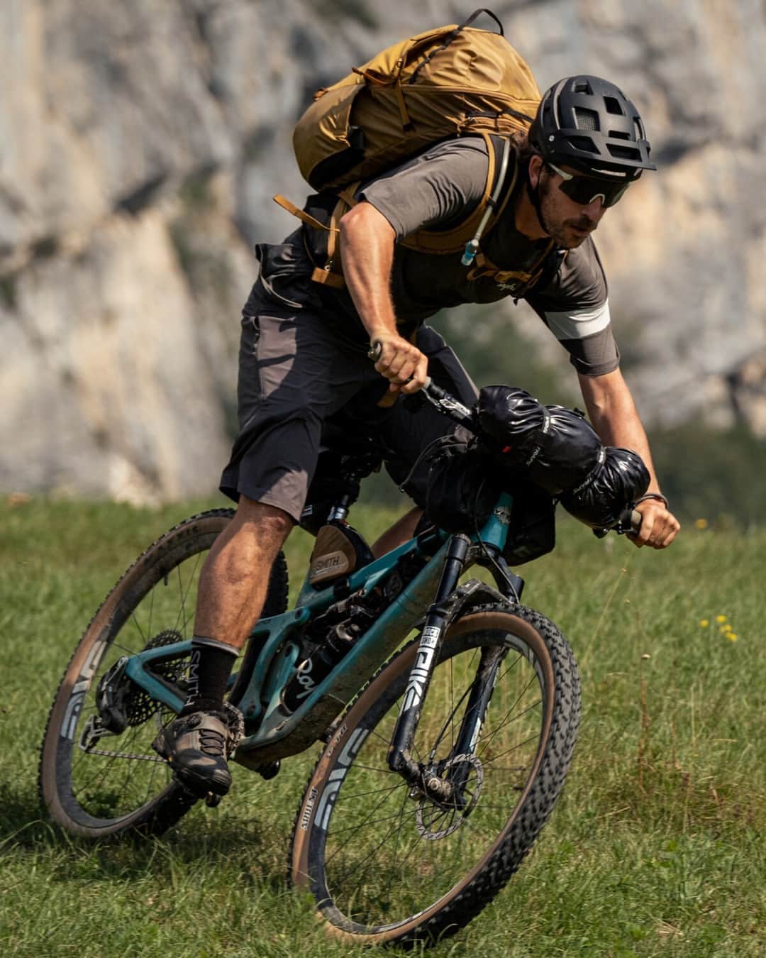 Smithのインスタグラム：「While @joeyschusler is known for his sendier accolades, exploring the remote mountains has long been a dream of his. This summer, he set out on a personal quest: a solo bikepacking trip from Munich to Milan. Head to the Smith Blog to hear more about Joey's adventure.」