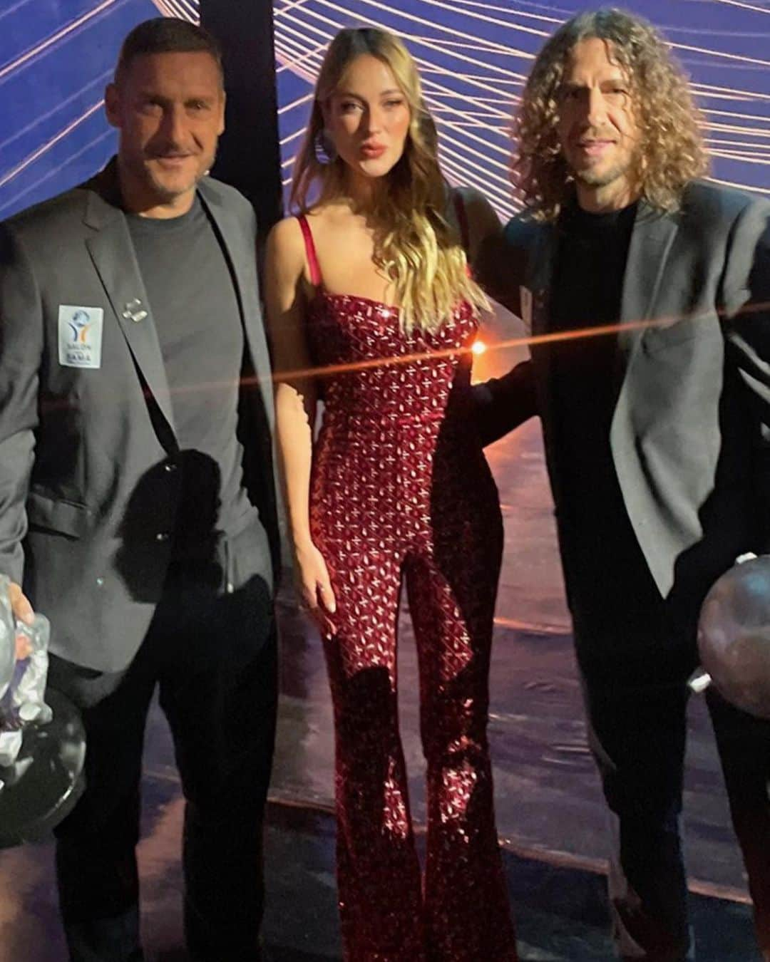 バネッサ・ハッペンコゼンのインスタグラム：「Foto de cracks (quitándome a mi obvio) Es mi peor foto pero la tenía que subir, Totti y Puyol😃  Ceremonia de Investidura al salón de la Fama 2023」