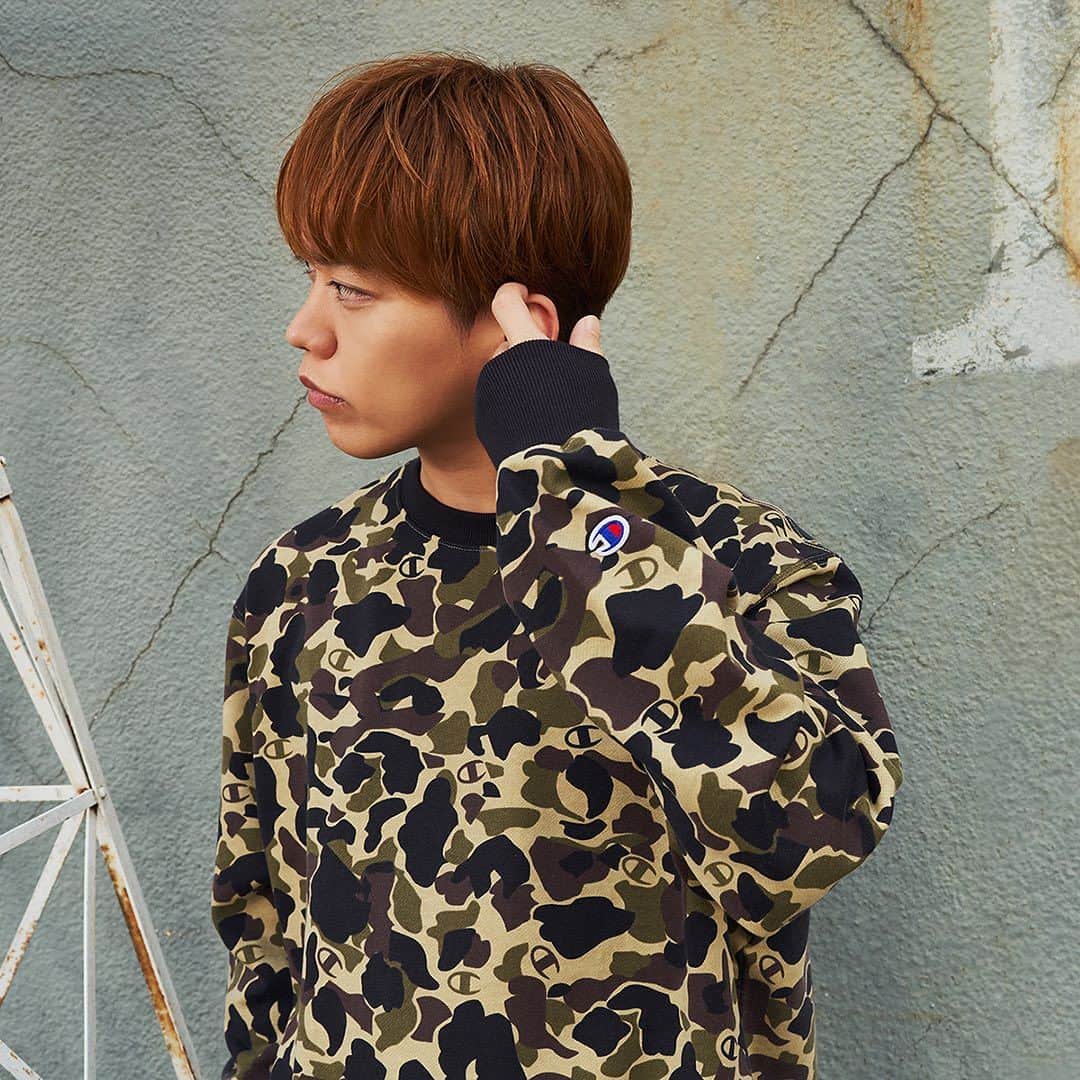 Champion Japanさんのインスタグラム写真 - (Champion JapanInstagram)「ミュージシャン #GEN さんが語る、 大好きなアーティストとスウェットに重ねて考える、タイムレスな存在とは？  いつまでも持ち続けたい、バンドをはじめた頃の自分。 「このスウェットは丈夫で全然形崩れしないし、このシミすらも味になる。そこがチャンピオンならではの魅力ですよね。そんなふうに僕らも、いつまでも愛されるタイムレスな存在でいたいなって思うんです」  インタビュー詳細はチャンピオン公式オンラインストアTIMELESSページへ。  @04genls  #championwhatmovesyou #ChampionJP #Timeless」10月12日 11時00分 - champion_japan