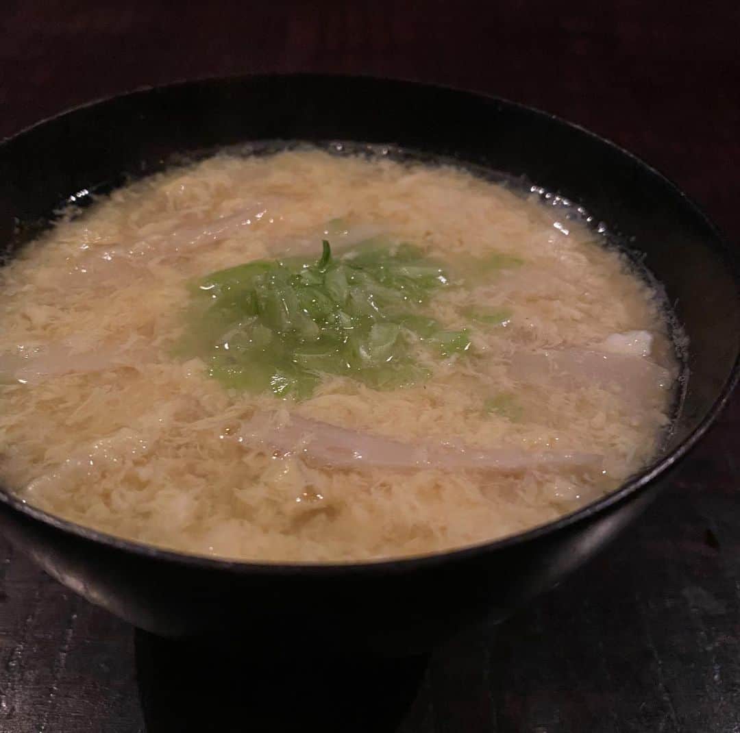 後藤しおりのインスタグラム：「最近、秋の献立が人気なのか、土鍋ごはん弁当・八寸のご予約の割合が普段よりも多め。今日も全ての出荷分、土鍋ごはん弁当・八寸でした。しっかり食べて、午後もお仕事頑張れますように。  写真は数日前の間引き菜のお味噌汁。毎日のお味噌汁の味噌や実も季節の移ろいに応じて変化。」