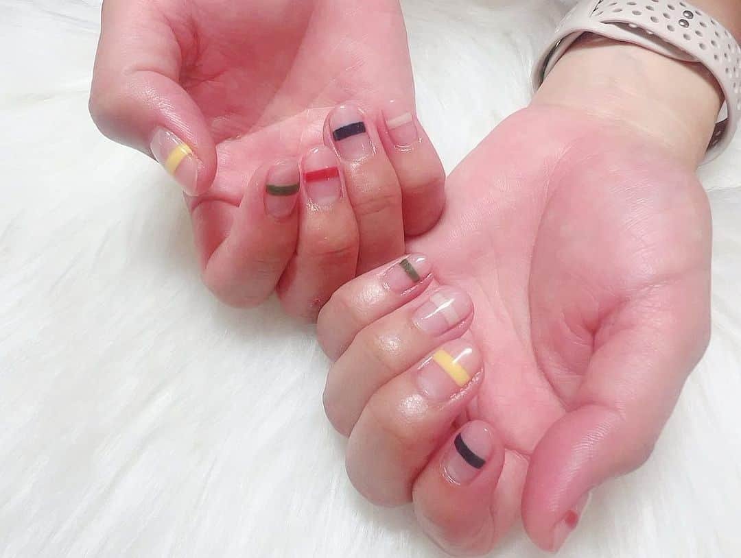 のインスタグラム：「ついに秋ネイル〜💅 ・ 大好きなブルーをネイビーにするだけでも、何だか秋っぽくなるね🍂 ・ いつも喋りながらなのに、オフから仕上がりまでほぼ1時間なのも有り難い🥺🙏✨ ・ いつも有り難うございます☺️ ・ #newnails  #秋ネイル」