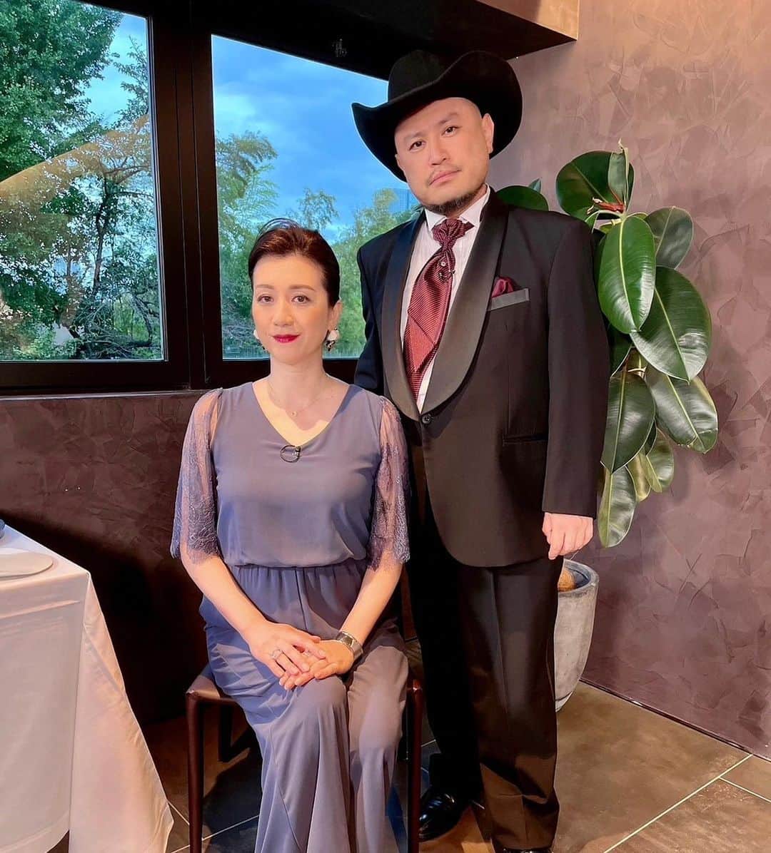 のインスタグラム：「同期で、もう30年以上の付き合いのハリウッドザコシショウと、シュシュっとお仕事✨  本日放送の【トークィーンズ】のゲスト、ザコシショウの事前取材を担当させてもらいました。  青山のオシャレなレストランでザコシが服を着て来ると言うので😆これは私もオシャレせなあかん、ということでキメて行きました！ 夜会巻きですよ！メイクさんスタイリストさんありがとう🎵なにわのシャロンストーンになれました🎵  ザコシはあんな芸風ですが、昔から本当に真面目で、お笑いが大好きな優しい紳士✨️ 昔はよく電話で恋愛相談をされました😆が、恋にもいつも真っ直ぐで一生懸命でした。  そんな良いところがうまく伝わりますように。  事前取材での同期トーク、スタジオで明かされるザコシの意外すぎる一面など、ぜひお楽しみください。  お店も美味しくて素敵でした💓 【casa Seve Marchesi Tokyo】  本日23:20〜フジテレビ 💎【トークィーンズ】💎」