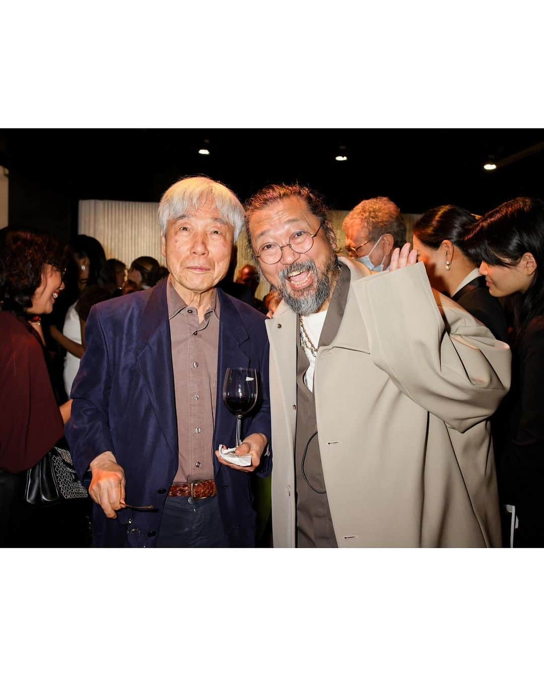 村上隆さんのインスタグラム写真 - (村上隆Instagram)「On October 2, I attended the Dia Art Foundation's @diaartfoundation Fall Gala, where Lee Ufan’s @ufanlee career was honored and I had the opportunity to deliver a tribute speech for him. Congratulations again, Mr. Lee Ufan.  It was a great honor for me to be invited formally to give a speech at a Dia event.  Throughout my career, I have been working with what I have named Superflat, a mode of expression that threads through anime and manga, as well as the history of Japanese art leading up to them, as a symbol of the reality of Japan, a nation defeat in war. But I feel that, sadly, it is often interpreted merely as a Japanese version of Pop Art.   Ever since I was an art student, however, I have always wished that I could create minimalistic, conceptual, solid, and magnificent works of art like those of Walter DeMaria, Michael Heizer, Donald Judd, and others, works of canonical contemporary art, if you will. I have especially admired the chaotic works of John Chamberlain, Louise Bourgeois, and others that Dia has exhibited at its Beacon exhibition space, but whenever I looked back on my own work, I have felt an overwhelming gap; I would likely never be allowed to exhibit in that space.  This time, I got to attend the Dia event by Mr. Lee Ufan’s invitation. I was truly honored just to be allowed among the mainstream, top tier art professionals who came to the gala.  I repeatedly practiced reading my congratulatory speech for Mr. Lee in English until the very last minute, but I couldn't pronounce many words well, so Yuko, @tabi_the_fat my translator, read it in fluent English instead. I am including a copy of the speech here.  It was a special evening that made me feel glad that I have worked long hard in the art world.   🙏  Photos: BFA.com」10月12日 5時32分 - takashipom