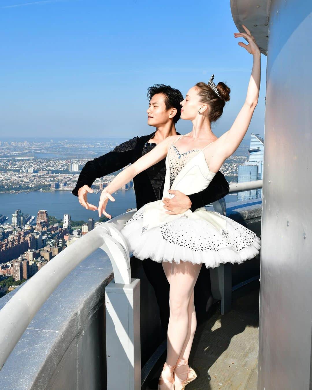 Empire State Buildingさんのインスタグラム写真 - (Empire State BuildingInstagram)「Shining blue in Partnership with the New York City Ballet in Honor of their 75th Anniversary   📷: @blvckaperture」10月12日 5時41分 - empirestatebldg