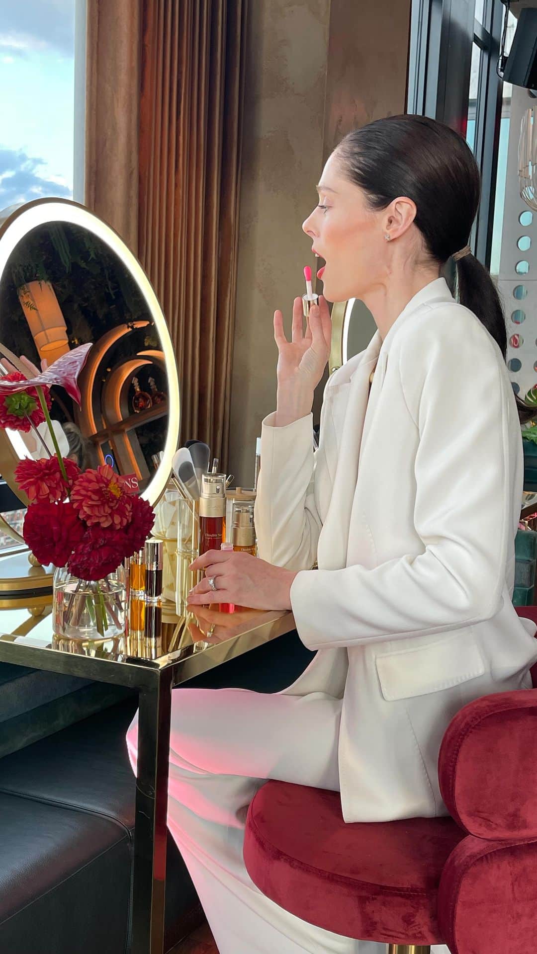 CLARINSのインスタグラム：「Glowing a little bit different with Double Serum and Lip Comfort Oil   #clarins #lipoil #doubleserum #glowyskin」