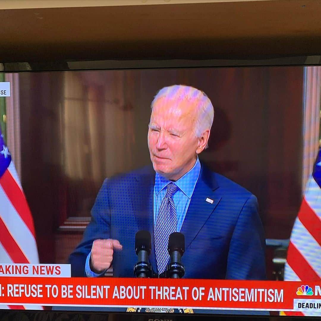 サンドラ・バーンハードのインスタグラム：「This is the leadership we need during these very challenging times a man who stands up for all of us @potus thank you Joe for your humanity fortitude strength & compassion」