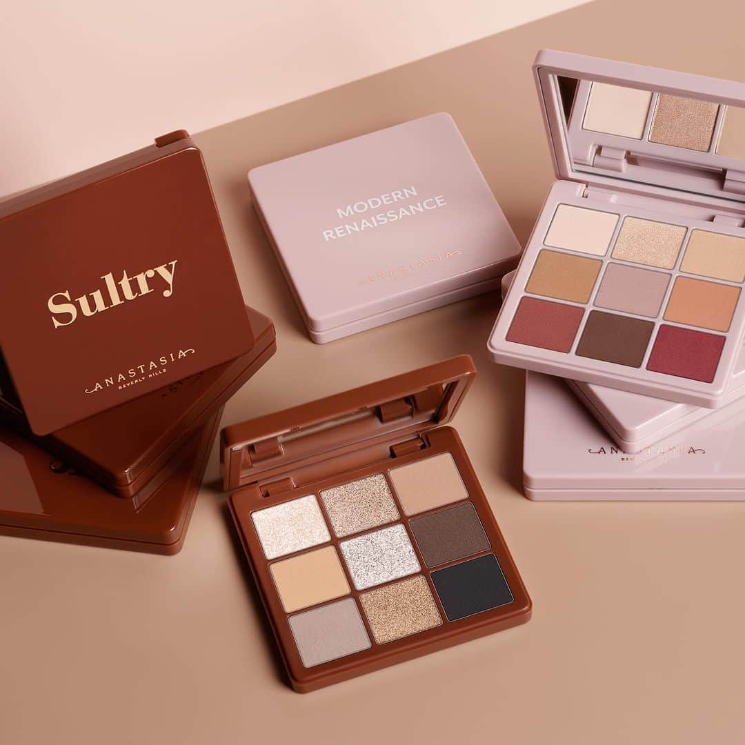 Anastasia Beverly Hillsのインスタグラム：「Have you heard? Our new minis are now available to shop 👀 tap this pic and go crazy 👯‍♀️  #AnastasiaBeverlyHills」