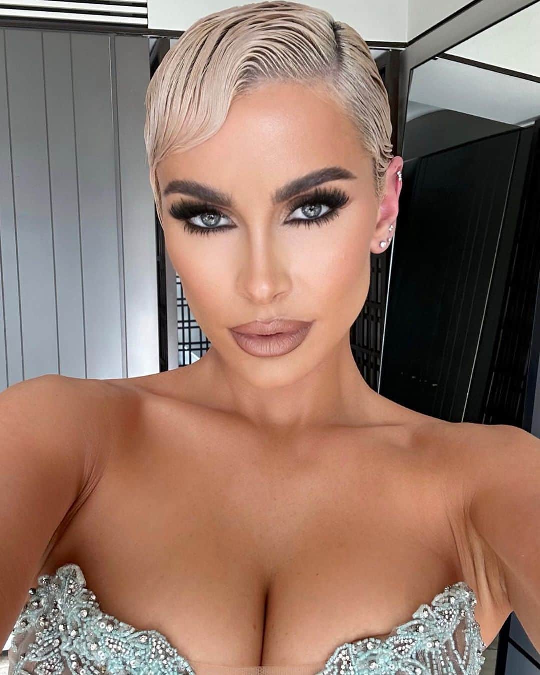 エリー・ゴンサルヴェスのインスタグラム：「Fr my makeup looked as good as my boobs looked in this dress.. thanks @alexperrinmua 😂😝🤍」