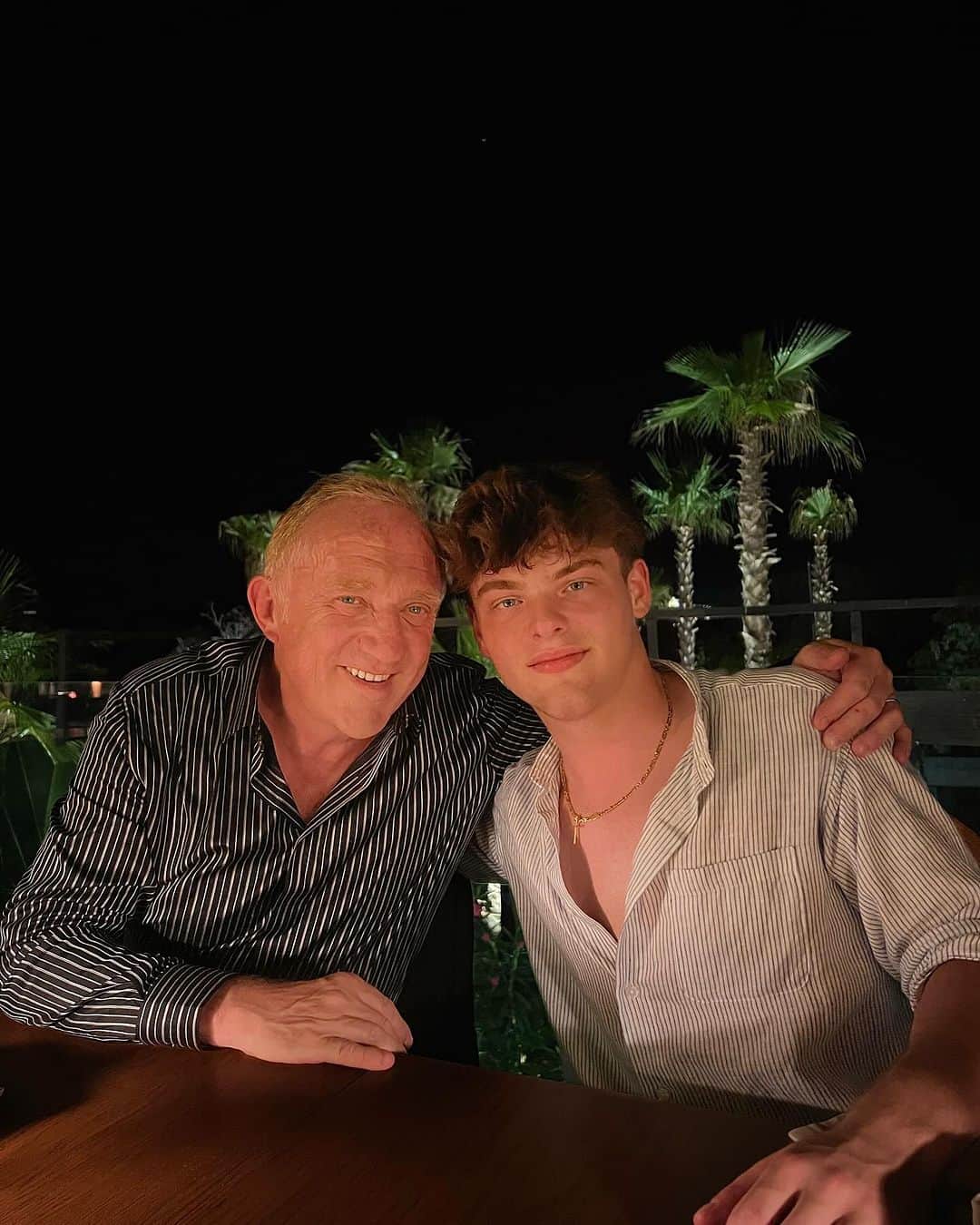 のインスタグラム：「Happy birthday Augie you’re such a blessing in our lives, may your spirited nature make a huge splash this year. 💙@augenator ¡Feliz cumpleaños Augie, eres una verdadera bendición en nuestras vidas, que tu naturaleza llena de espíritu cause un gran impacto este año!💙#somersault @augenator」