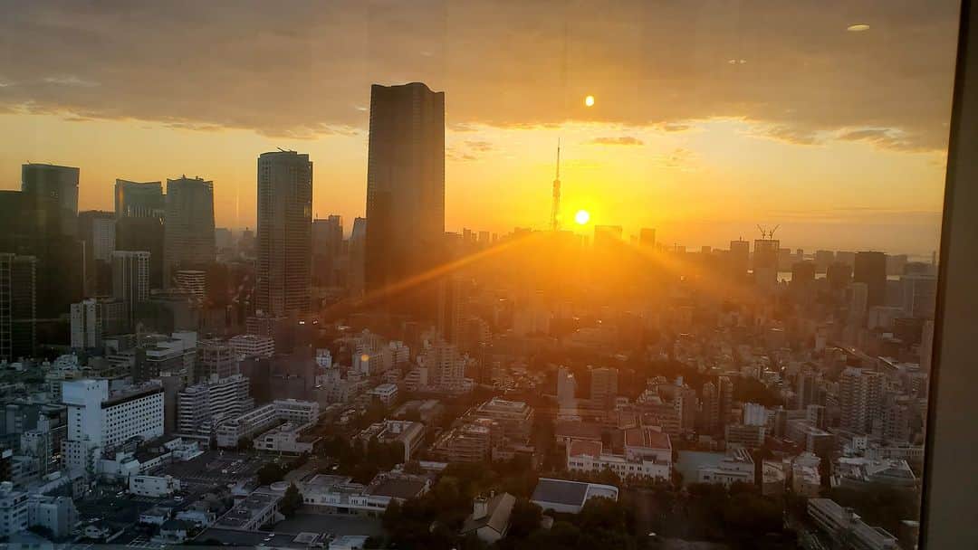 別所哲也のインスタグラム：「東京　日の出　本日は、5時44分  5時　気温16℃　パンプキン　オレンジの朝日 #jwave #ohayomorning  #tokyo #japan」