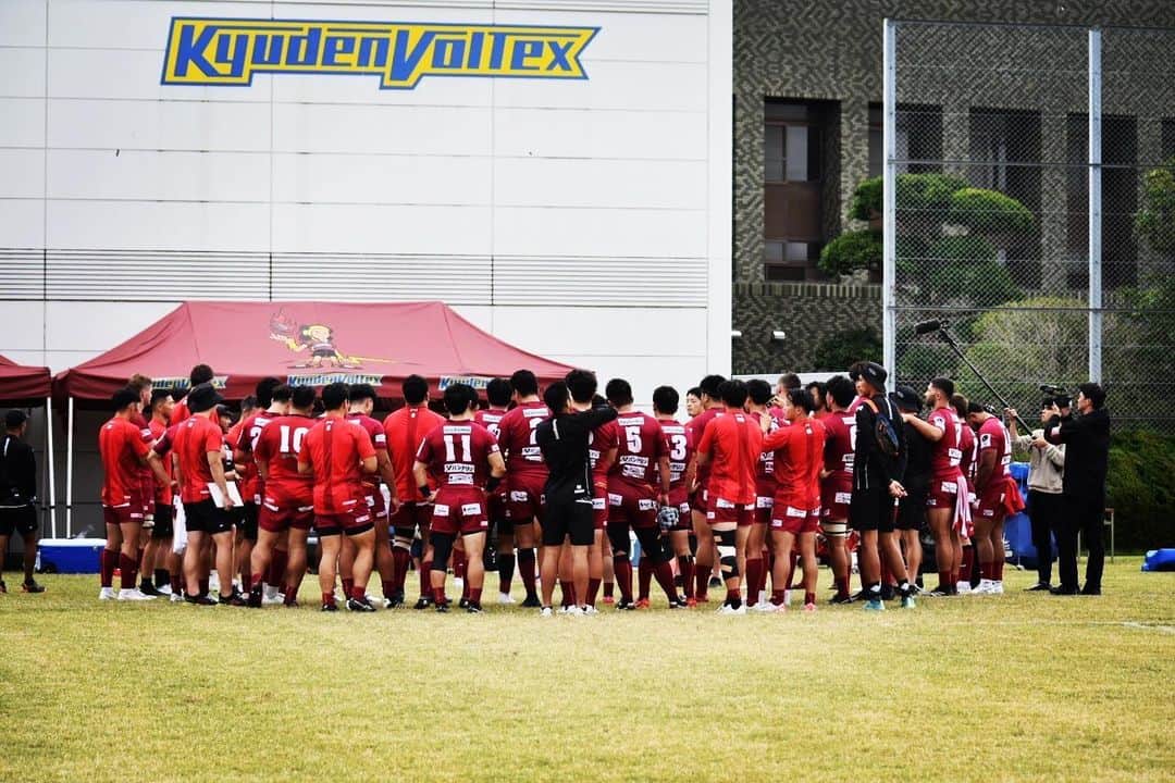 山田章仁のインスタグラム：「九州電力キューデンヴォルテクスよろしくお願いします🏉 いいチームになっております🤩 せっかくですので応援してみてください📣 きっとみなさんの週末がいつもよりちょぴっり楽しくなるんやないかなと思ってます☺️ 山田もそろそろ本気でラグビーやってみます😎 @kyudenvoltex_official  @leagueone_official  #kyushu  #rugby  #sports  #friends  #team  #kyudenvoltex」