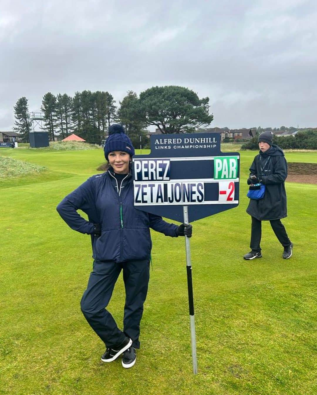 キャサリン・ゼタ・ジョーンズさんのインスタグラム写真 - (キャサリン・ゼタ・ジョーンズInstagram)「54321….Thank you to  @dunhilllinks for the most amazing time!! Weather wasn’t on our side, but the love was in abundance!!!😘」10月12日 6時29分 - catherinezetajones