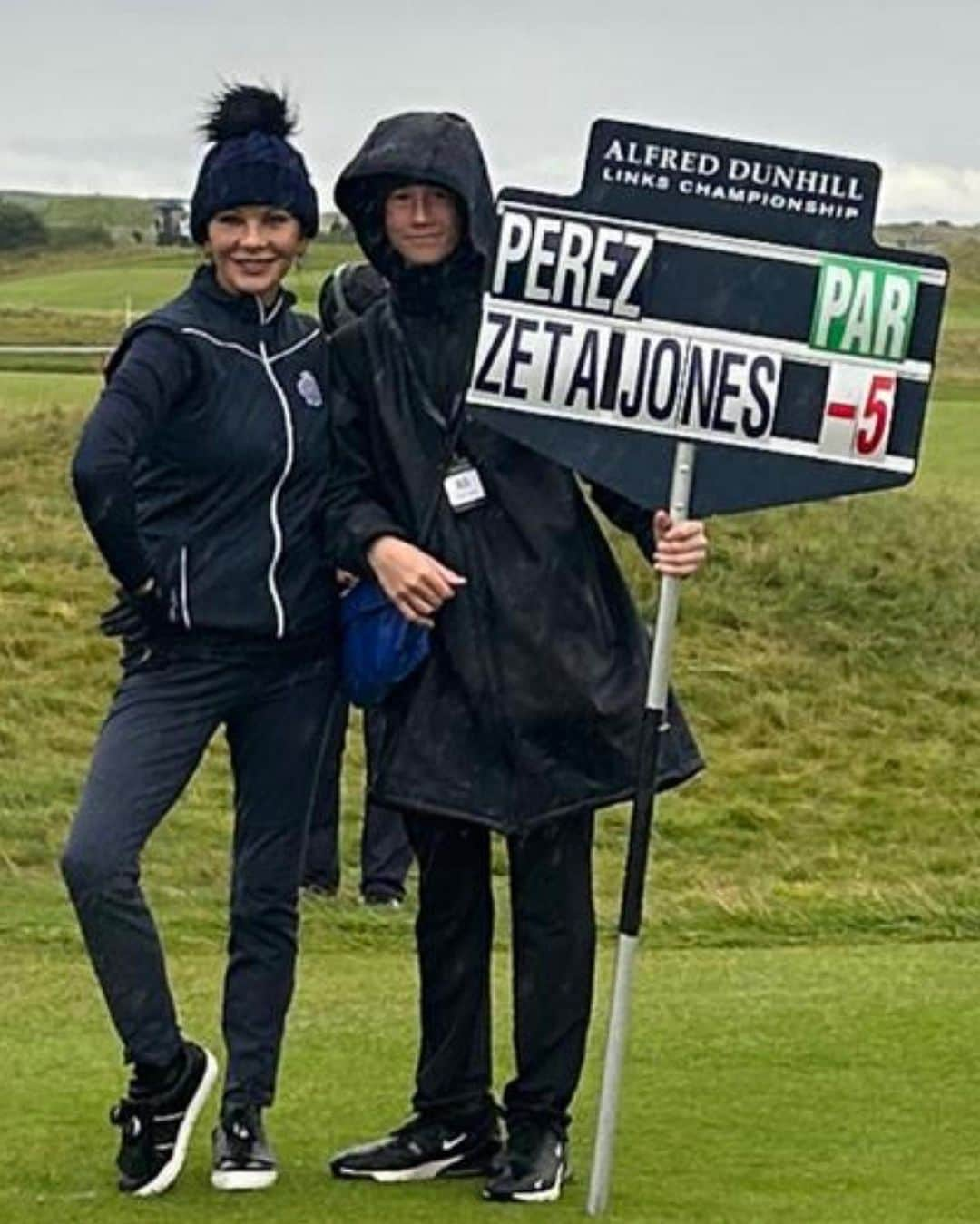 キャサリン・ゼタ・ジョーンズのインスタグラム：「54321….Thank you to  @dunhilllinks for the most amazing time!! Weather wasn’t on our side, but the love was in abundance!!!😘」