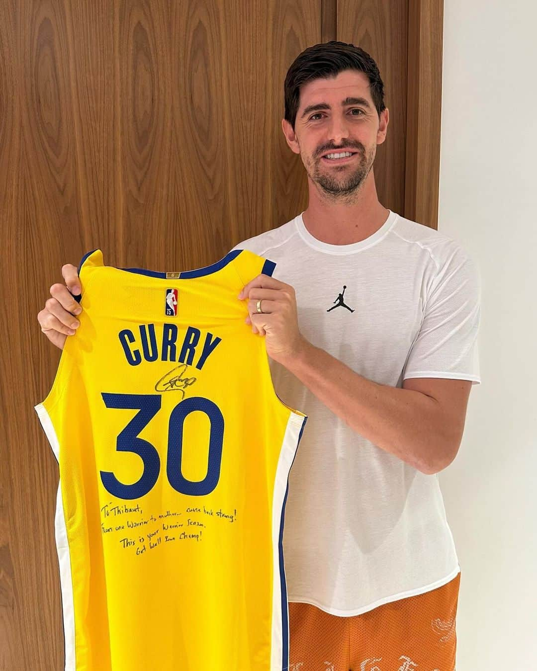 ティボ・クルトゥワさんのインスタグラム写真 - (ティボ・クルトゥワInstagram)「@stephencurry30 sent Thibaut Courtois a ‘get well soon’ jersey 🏀🤝⚽️」10月12日 6時23分 - thibautcourtois