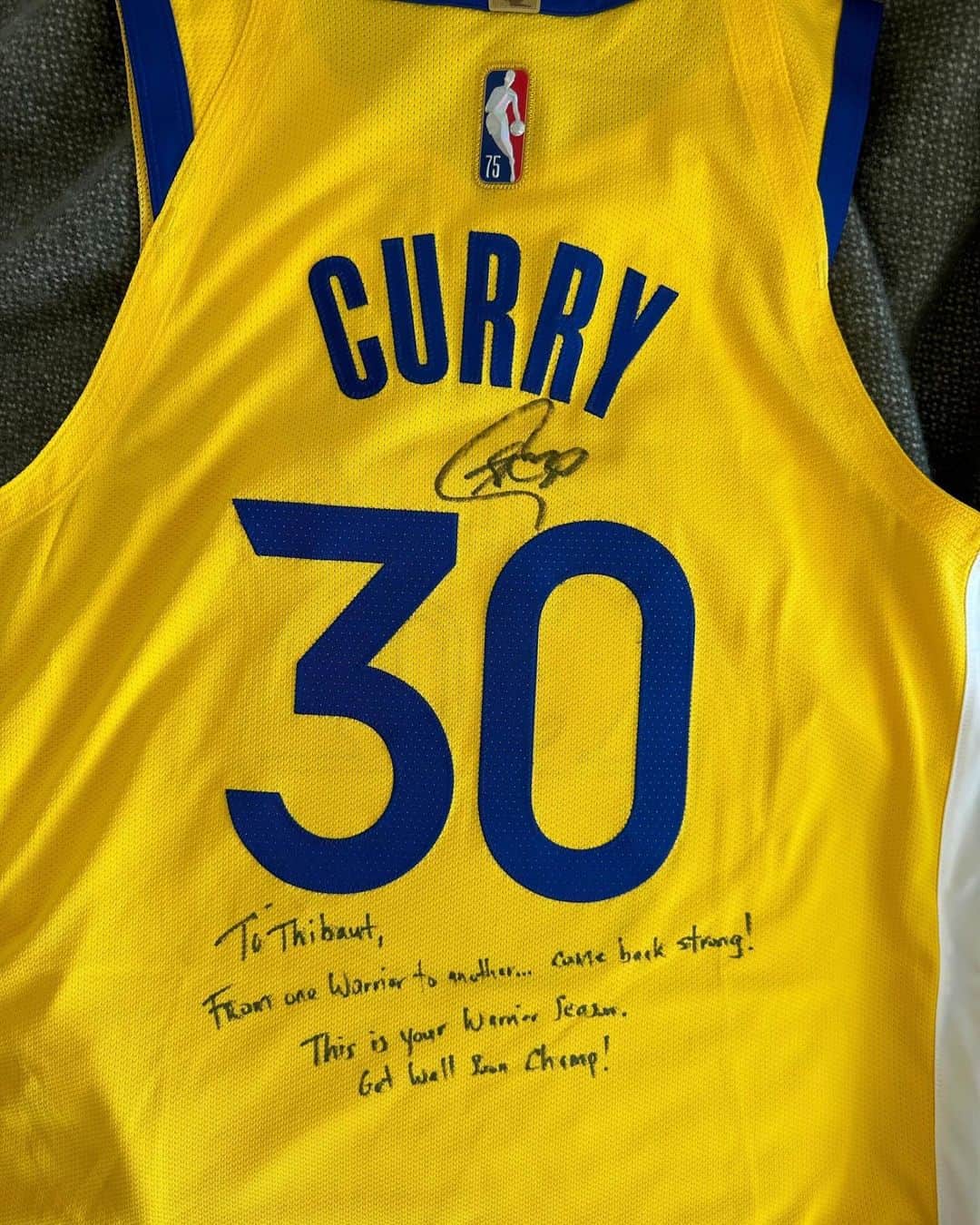 ティボ・クルトゥワさんのインスタグラム写真 - (ティボ・クルトゥワInstagram)「@stephencurry30 sent Thibaut Courtois a ‘get well soon’ jersey 🏀🤝⚽️」10月12日 6時23分 - thibautcourtois
