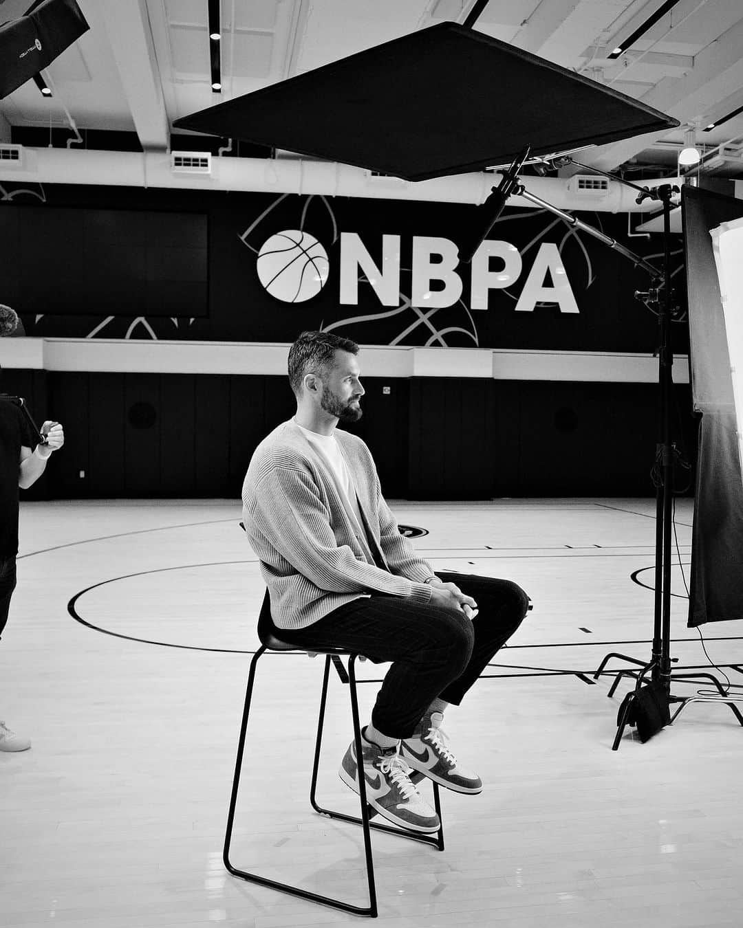 ケビン・ラブのインスタグラム：「@kevinlove stopped by NBPA HQ for a @linkedinnews Catalyst interview, where he openly discussed his struggles with his mental health and shared valuable techniques he uses for maintaining mental well-being. Watch the full interview at the link in our bio.」