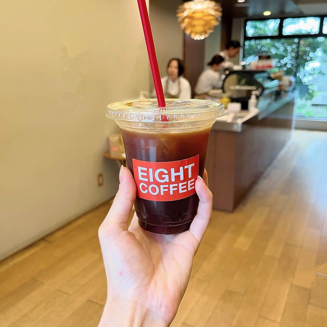 西脇梨紗のインスタグラム：「. 現場から近くてふと立ち寄ったカフェ☕️  今回はlong blackを飲んだけど、 豆乳も選べるので 次回はソイラテを飲んでみよーっと🫶🏻  #カフェ巡り #カフェ #cafe #東京カフェ #tokyocafe #instacafe #東京 #tokyo #coffee #ソイラテ #cafelatte #eightcoffee」