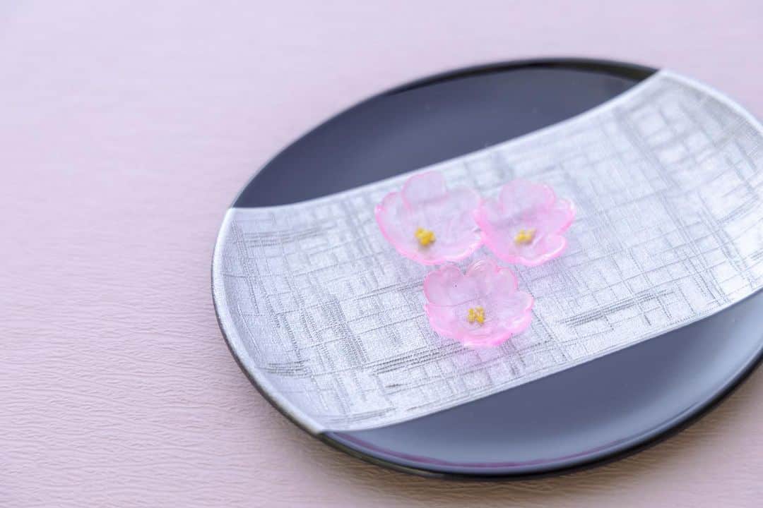 Toru Tsuchieさんのインスタグラム写真 - (Toru TsuchieInstagram)「今日の和菓子は #有平糖 で作った #照り葉 です。 2枚目は桜です。 #撮影 用に製作しました。  定期的にやってくるやらなければいけない事が溜まってきています。 明日からは広告期間だし…  さて、2枚目の桜ですが来月の福岡のお菓子教室の題材です。 詳しくは以下を読んでください。  Wagashi in Fukuoka Vol.2  💕다시 돌아온 후쿠오카 현지 세미나 안내💕 화과자에 관심있으신분은 누구나 신청 가능합니다.  ✔️처음하시는 분들도, ✔️취미로 하시는 분들도,  ✔️전문가분들도   누구나 즐겁고 유익하게 배우실 수 있습니다.  ✿∘˚˳°∘∘˚˳°∘∘˚˳°∘∘˚˳°∘∘˚˳°∘∘˚˳°∘∘˚˳°∘∘˚˳°∘∘˚˳°∘∘˚˳°∘∘˚˳°∘∘˚˳°∘✿  ✍세미나 신청안내 ☛신청: 이아뜰리에 or 국제앙금아트디자인협회 인스타그램 DM ☛내용: 성함, 전화번호, 인스타 아이디를 남겨주세요. ☛비행기, 숙소 포함 ☛입금계좌 3333085980084 카카오뱅크 강소비  ※선입금 60만원 해주시는 분들 순서로 선착순 자리 배정입니다. ※수업료는 선입금을 제하고 카드결제 가능합니다^^ 🤙선입금 이후로 입금기한은 10월 말일까지이며, 선입금은 환불불가합니다.  #일본세미나 #화과자세미나 #화과자수업 #일본수업 #화과자 #화과자클래스 #후쿠오카 #화과자원데이클래스 #화과자자격증 #화과자특강  @2021_art_design @mochiko._.wagashi39 @e_a.telier   １月は @cookaura_ さんで有平糖の講習を予定しています。 フェイスブックページのいいね！もよろしくお願いします。 https://www.facebook.com/shishisu/  日本和菓子培训讲座接受请求。 Japanese Wagashi #Training #Seminar is accepting requests. Today's wagashi is #autumn #leaves with unkin.  The sweets I've made for the shooting. #福泉堂  #上生菓子 #和菓子 #練切 #煉切 #ねりきり #干菓子」10月12日 6時39分 - choppe_tt