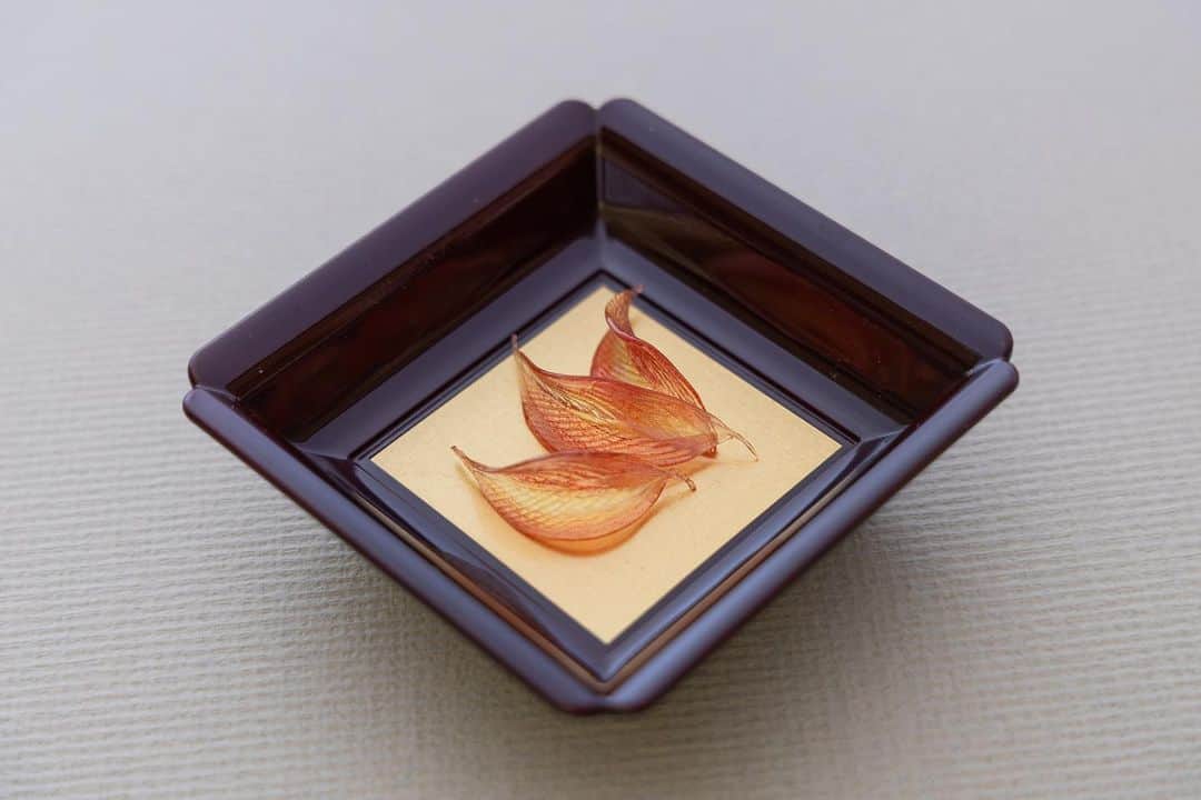 Toru Tsuchieさんのインスタグラム写真 - (Toru TsuchieInstagram)「今日の和菓子は #有平糖 で作った #照り葉 です。 2枚目は桜です。 #撮影 用に製作しました。  定期的にやってくるやらなければいけない事が溜まってきています。 明日からは広告期間だし…  さて、2枚目の桜ですが来月の福岡のお菓子教室の題材です。 詳しくは以下を読んでください。  Wagashi in Fukuoka Vol.2  💕다시 돌아온 후쿠오카 현지 세미나 안내💕 화과자에 관심있으신분은 누구나 신청 가능합니다.  ✔️처음하시는 분들도, ✔️취미로 하시는 분들도,  ✔️전문가분들도   누구나 즐겁고 유익하게 배우실 수 있습니다.  ✿∘˚˳°∘∘˚˳°∘∘˚˳°∘∘˚˳°∘∘˚˳°∘∘˚˳°∘∘˚˳°∘∘˚˳°∘∘˚˳°∘∘˚˳°∘∘˚˳°∘∘˚˳°∘✿  ✍세미나 신청안내 ☛신청: 이아뜰리에 or 국제앙금아트디자인협회 인스타그램 DM ☛내용: 성함, 전화번호, 인스타 아이디를 남겨주세요. ☛비행기, 숙소 포함 ☛입금계좌 3333085980084 카카오뱅크 강소비  ※선입금 60만원 해주시는 분들 순서로 선착순 자리 배정입니다. ※수업료는 선입금을 제하고 카드결제 가능합니다^^ 🤙선입금 이후로 입금기한은 10월 말일까지이며, 선입금은 환불불가합니다.  #일본세미나 #화과자세미나 #화과자수업 #일본수업 #화과자 #화과자클래스 #후쿠오카 #화과자원데이클래스 #화과자자격증 #화과자특강  @2021_art_design @mochiko._.wagashi39 @e_a.telier   １月は @cookaura_ さんで有平糖の講習を予定しています。 フェイスブックページのいいね！もよろしくお願いします。 https://www.facebook.com/shishisu/  日本和菓子培训讲座接受请求。 Japanese Wagashi #Training #Seminar is accepting requests. Today's wagashi is #autumn #leaves with unkin.  The sweets I've made for the shooting. #福泉堂  #上生菓子 #和菓子 #練切 #煉切 #ねりきり #干菓子」10月12日 6時39分 - choppe_tt