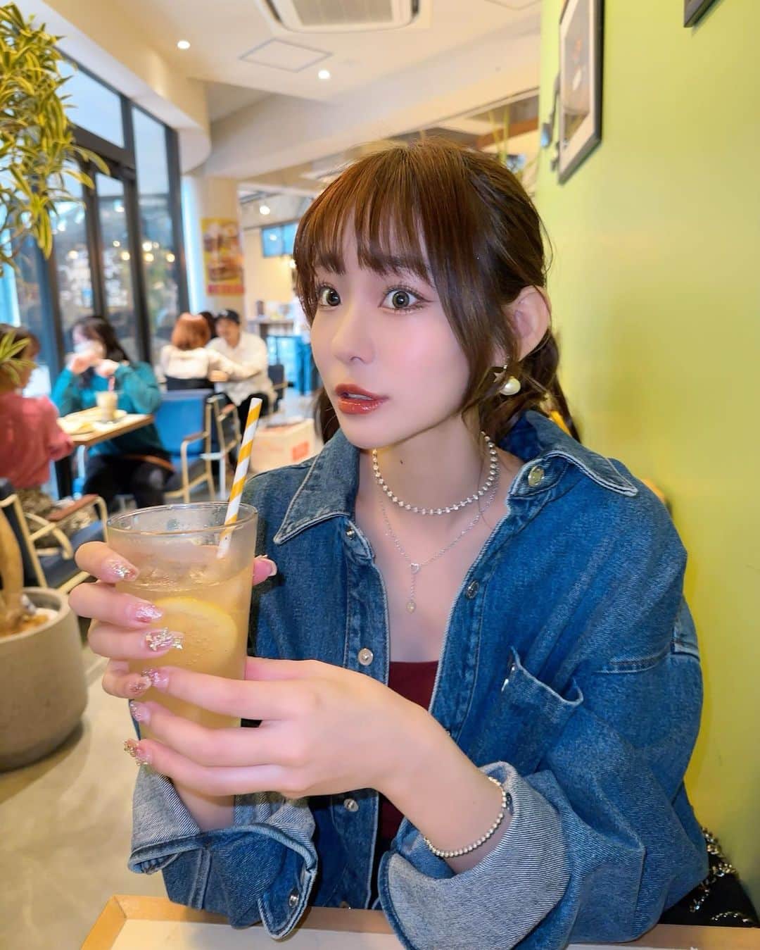 村上ゆりのインスタグラム：「🍹 ・ ・ ・ おはよう！ だんだん肌寒くなってきたね！ 今年のアウターはゲットしましたか？ 私はデニムジャケットゲットしたよ☺️ ・  #smile #笑顔 #幸せ #happy #☀ #❤️ #selfie  #東京 #japanesegirl #japanese  #coordinate #イエベ春 #骨格ナチュラル #new #thankyou  #ファッション  #コーディネイト #fashion  #2023  #彼女感 #秋コーデ」