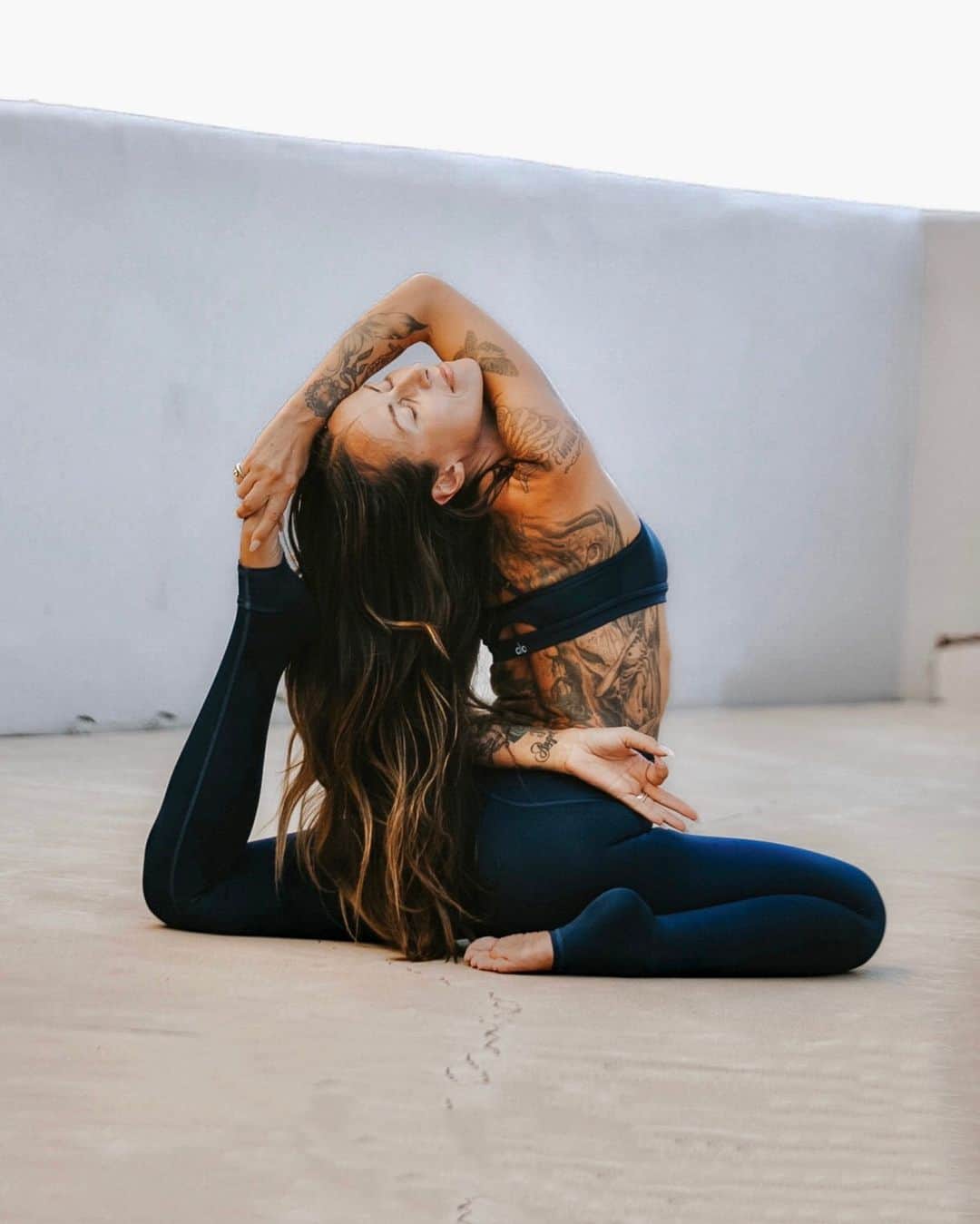 ALO Yogaさんのインスタグラム写真 - (ALO YogaInstagram)「Balance the body + quiet the mind 🤍 @eleonorazampatti bends in this luxe hue, Navy ✨」10月12日 7時00分 - aloyoga