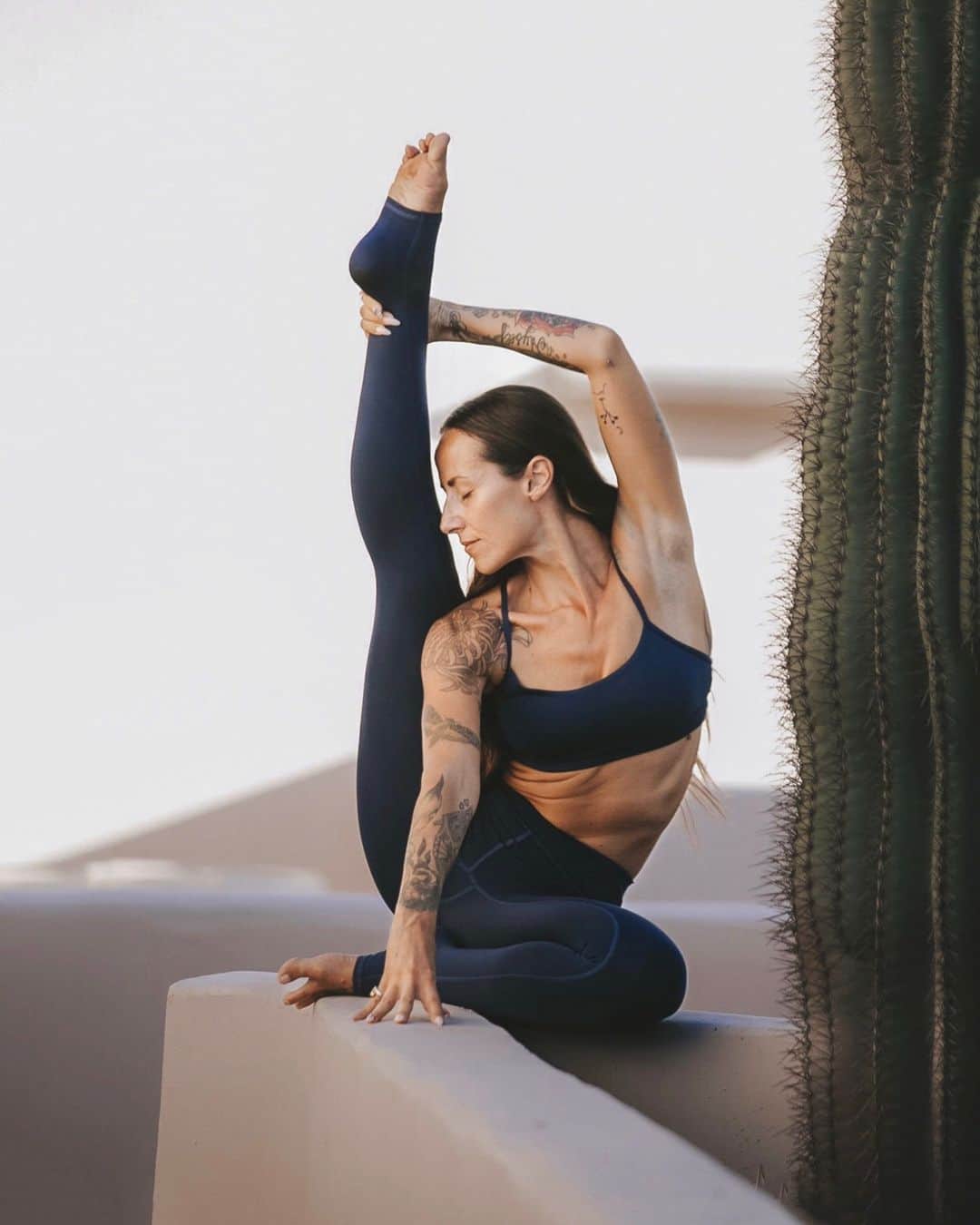 ALO Yogaのインスタグラム：「Balance the body + quiet the mind 🤍 @eleonorazampatti bends in this luxe hue, Navy ✨」