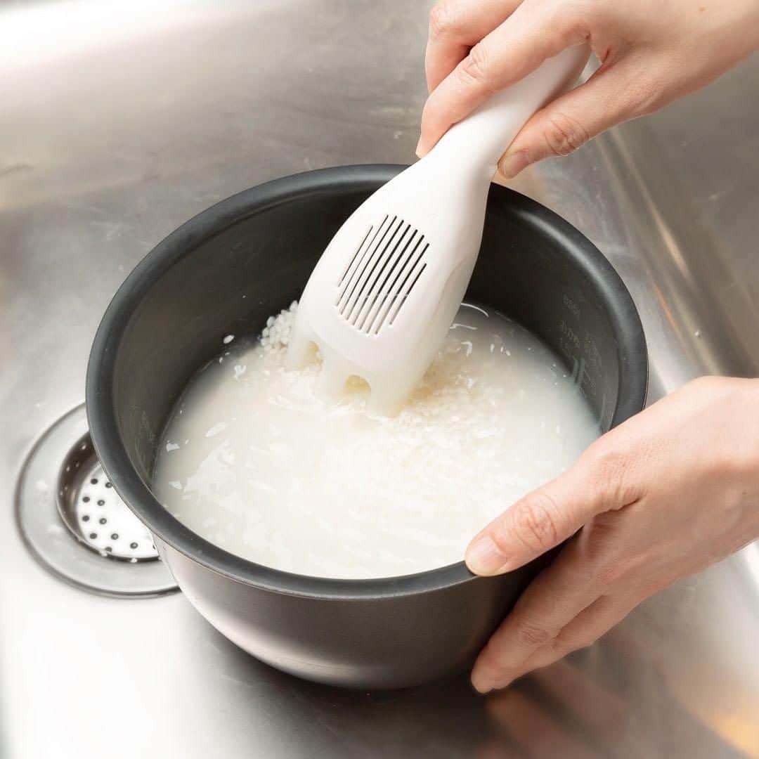ワンズテラスさんのインスタグラム写真 - (ワンズテラスInstagram)「只今開催中の店頭プロモーション「つくろうたべよう」でもご好評いただいている、マーナの #極シリーズ 。 店頭では極シリーズ×八代目儀兵衛のコラボキャンペーンをご案内しています。  期間中に店頭にて#極シリーズ を2点以上ご購入、店頭のリーフレットなどに掲載のQRコードから対象のレシート画像をアップロードのうえご応募いただいた方を対象に、厳選された人気のお米三種を抽選でプレゼント！（プレゼント内容は、2枚目の画像でご確認いただけます。） 応募締切は2023年11月19日(日)まで。是非この機会にマーナの#極シリーズ をお試しください！  🌾「極 シリーズ」とは🌾 全米販（全国米穀販売事業共済協同組合）とお米マイスターという、「お米のプロ」と作られたお米のためのシリーズです。 一度使うと手放せないとの声も多く、お米好きにはぜひ一度使っていただきたいシリーズです！今年は大人気の「冷凍ごはん容器」のバリエーションも大幅アップ！@marna_inc 公式アカウントも是非チェックしてみて下さいね。  極 シリーズ 冷凍ごはん容器 1P￥638(税込)/2P￥1,078(税込)/4P￥1,848(税込) 冷凍ごはん容器小 1P￥579(税込)/2P￥980(税込) 冷凍ごはん容器大 1P￥968(税込)/2P￥1,628(税込) お米保存袋 ￥1,078(税込) お米計量カップ ￥528(税込) お米とぎ ￥968(税込) しゃもじ小 ￥418(税込) しゃもじ ￥528(税込) しゃもじプレミアム小 ￥858(税込) しゃもじプレミアム ￥1,078(税込)  ＊一部展開の無い店舗がございます。 ＊人気商品につき一部店舗では品切れとなっている場合がございます。ご了承下さい。  #つくろう #たべよう #お茶碗 #飯碗 #茶碗 #あったかごはん #あったかメニュー #あったかレシピ #マーナ #marna #極シリーズ #しゃもじ #計量カップ #冷凍保存 #冷凍ごはん #冷凍ご飯 #ギフト #雑貨 #onesterrace #ワンズテラス」10月12日 6時50分 - onesterrace