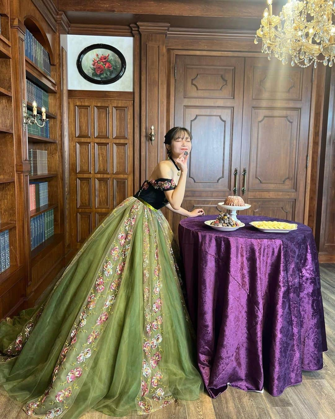 中島奈津希さんのインスタグラム写真 - (中島奈津希Instagram)「💚🍫🌻 ⁡ ⁡ ⁡ @kuraudia.weddingdress  ＂9th Disney Wedding Dress Collection＂ ⁡ ⁡ ⁡ ⁡ ⁡ #変身ディズニーバウンド のみんなの優しいコメントが嬉しかった🫶 相変わらずの#姉妹会話 というかつっこみだったよね😂💚 ⁡ ⁡ ⁡ ⁡ ⁡ ⁡ 「#アナと雪の女王 」の #アナ にインスパイアされた新作ドレス💚🌻 ⁡ もう本当に本当に本当ーーーーーに 可愛すぎてたくさん写真撮っちゃったよ🥺💚 ⁡ ⁡ ⁡ ⁡ ⁡ ⁡ よかったらスライドしてみてね👱🏻‍♀️🌻 ⁡ ☁️☁️☁️☁️☁️☁️☁️☁️☁️☁️☁️☁️☁️ #PR#KURAUDIA#KURAUDIAWEDDING  #frozen#anna#elsa#アナ雪#エルサ#アナ#ディズニー　#ディズニー婚#ウェディングドレス#weddingdress#ディズニーウェディング#disneywedding #disneysisters_jp ←#中島姉妹 ディズニーまとめ👩🏻‍❤️‍👩🏼」10月12日 7時30分 - nakajima_natsuki