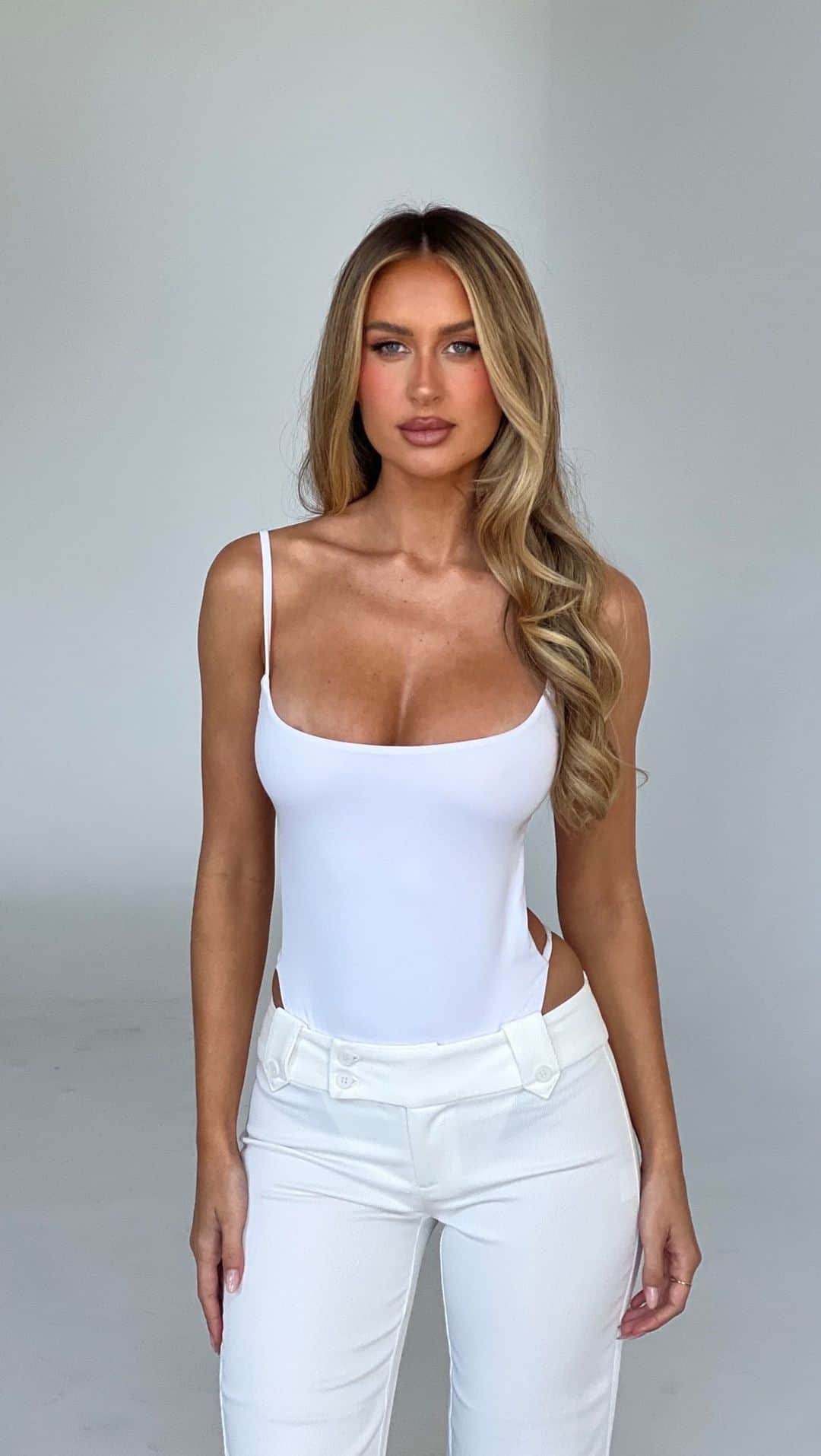 tiger Mistのインスタグラム：「POV: UP TO 80% OFF STOREWIDE. Tap to shop the Minerva Bodysuit + Kittie Twill Pant! 🤍」