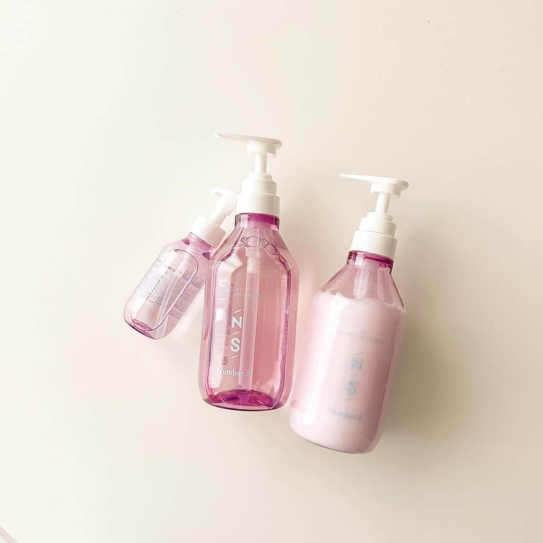 のインスタグラム：「ナンバーエスのプロモーションに参加しています😍 Number.S @number_s_tokyo さんの ダメージケア シャンプー、ヘアトリートメント、ヘアオイル💜 ⁡ #パサつきにナンバーエスありかなしか　 ブリーチ4回しているパサつきハイダメージ髪VS髪質補正発想のナンバーエス！ 結果は。。めーっちゃあり🙆‍♀️ サロン帰りレベルのツルツルサラサラになりました🥹 それもそのはず☝️ サロン成分「ファイバーハンス」が髪のスキマを埋めて補修してくれるそうです🙌 もちろんパーマのダメージにも😘 パサつきが気になる方におすすめ！ ⁡ ⁡ ⁡ ⁡ #PR #ナンバーエス #髪質補正発想ケア #髪骨格シャンプー #numbers_pr」
